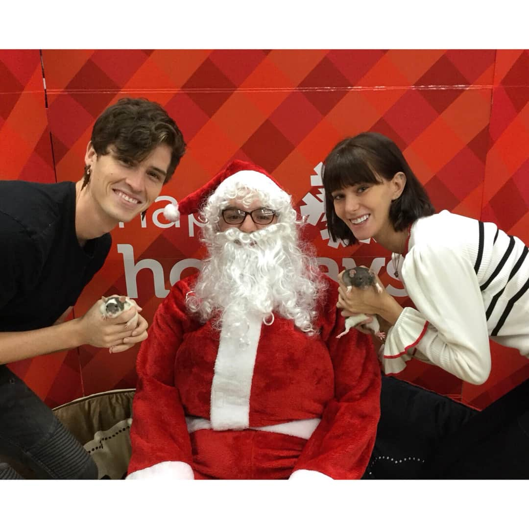 Breonne Rittingerのインスタグラム：「Took the munchkins to meet Santa for the first time! He LOVED them! Defiantly think he will be stopping by our place Christmas Eve! #santa #christmas #winter #rats #family」