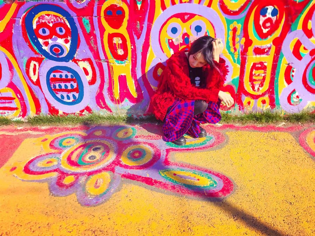 LiSAさんのインスタグラム写真 - (LiSAInstagram)「ずっと行きたかった、台中の虹の村🌈🌈🌈おじぃちゃんが描いてたら、村になっちゃったところ。 可愛いデビルいっぱいいた。 #LiSA #たばたばふぉと #台中 #虹の村 #rainbowvillage」12月10日 16時21分 - xlisa_olivex