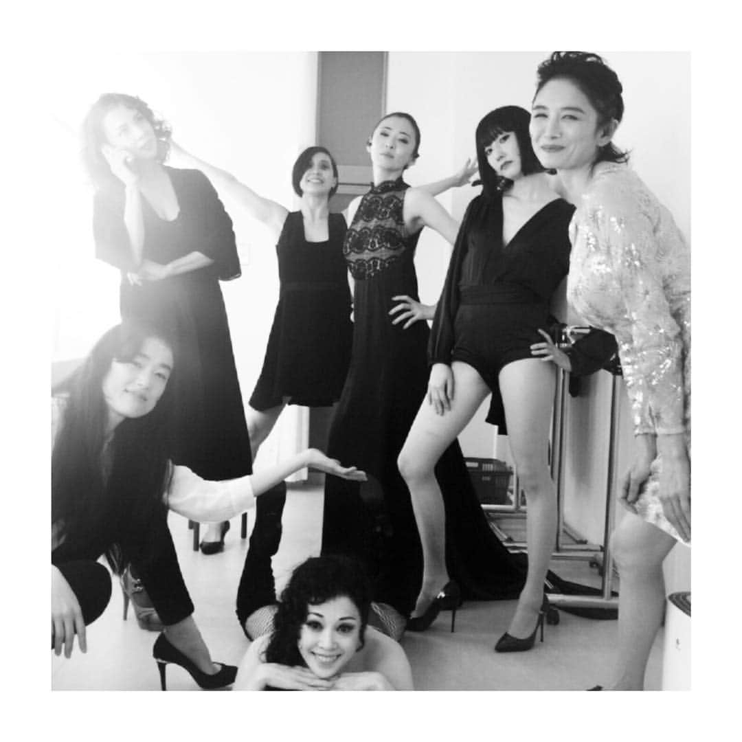 松雪泰子さんのインスタグラム写真 - (松雪泰子Instagram)「素敵な女性達^ ^濃密な時間を 楽しく過ごしました。 大千秋楽。。劇場でお待ちしてます🌟 #この熱き私の激情  #マリーありがとう❤︎」12月10日 9時06分 - yasukomatsuyuki_official