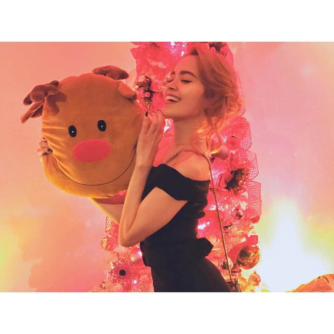 のインスタグラム：「🎄 #トナカイクッション #かわいい #kawaii #クリスマス  #xmas #Christmas #amanda #amandacaroline」