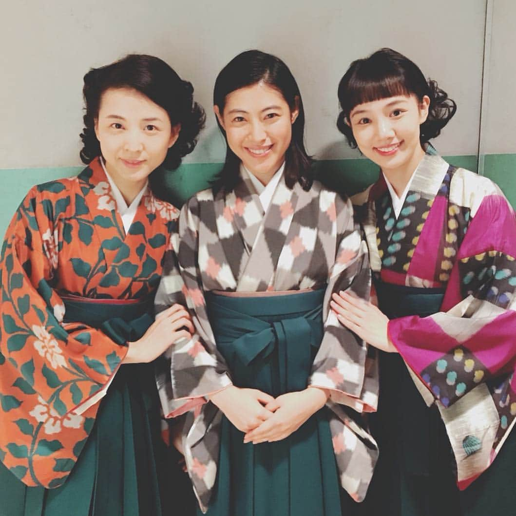 咲妃みゆさんのインスタグラム写真 - (咲妃みゆInstagram)「「越路吹雪物語」 撮影の合間に、大大大好きなお二人と…❤️不慣れな私に優しく手を差し伸べてくださるかけがえのない存在です😭✨まだまだ撮影頑張ります！ . #テレビ朝日 #越路吹雪物語 . #越路吹雪 さん #瀧本美織 ちゃん #月丘夢路 さん #早織 さん #乙羽信子 さん #仲良しこよし」12月10日 13時42分 - miyusakihi