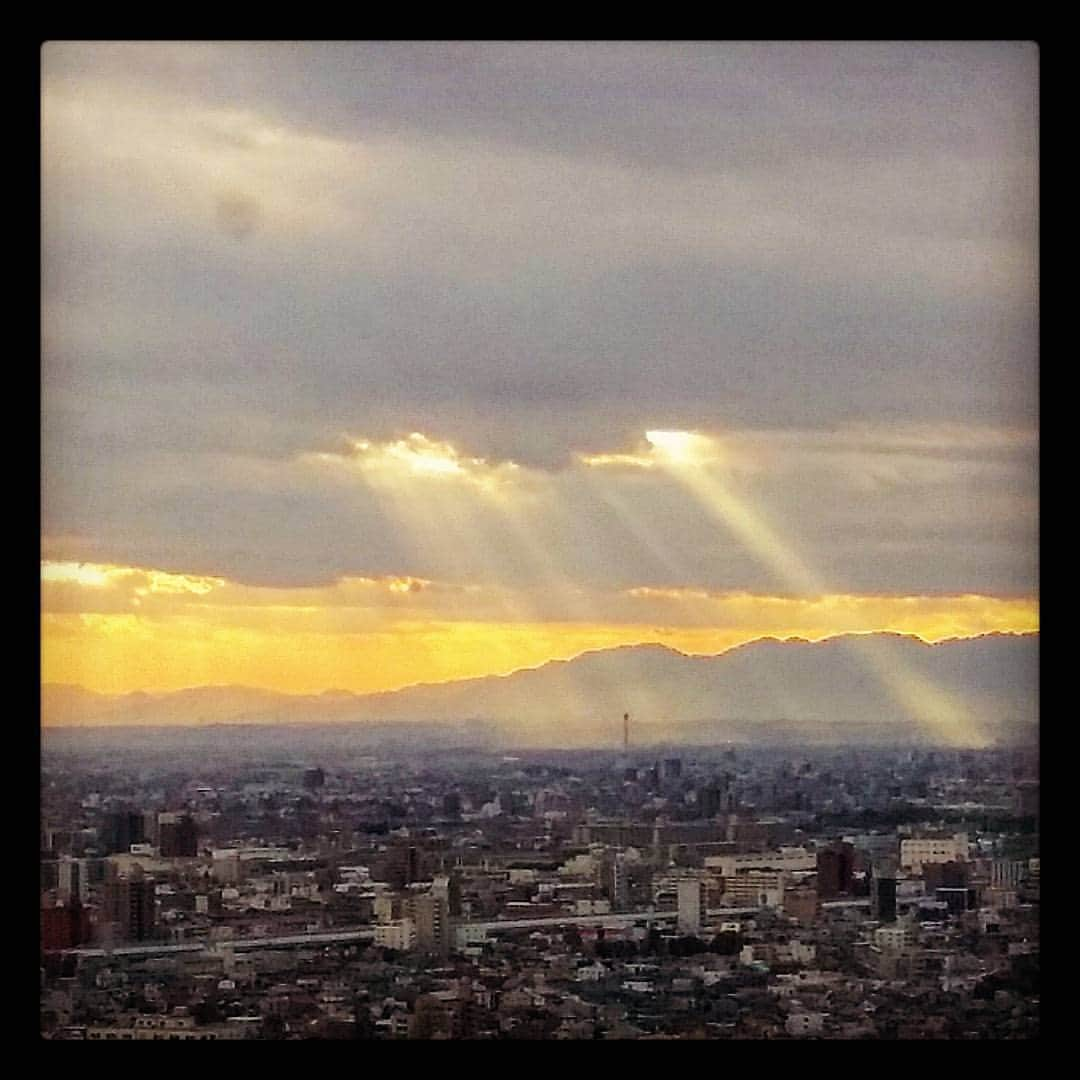 Lu Lanotteのインスタグラム：「光 . . . . . #nagoya #japan #asia #gpfinal2017 #light #clouds #darkness #sunset」