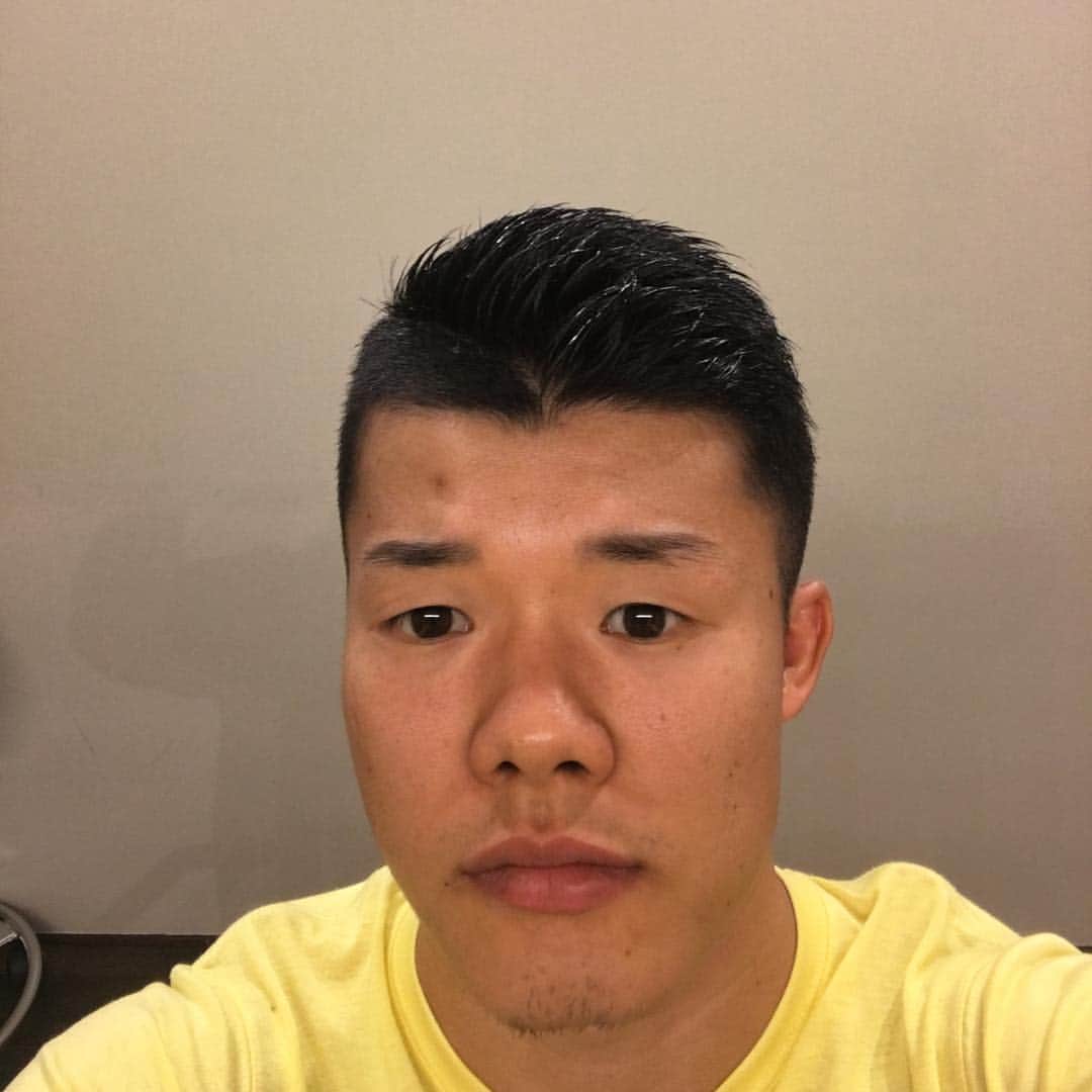 のインスタグラム：「美容院に行ってきた！最近この髪型が多いな。どうかな。似合ってる？ そろそろ変えよかなと思ってんねんけどどう？何かこうした方がいいとかあったらコメントして〜  #美容院 #代官山 #オシャレな #とこ#俺には #代官山はちょっと早いな #まだまだガキやから #さっぱりして明日から頑張らんとこ #遊ぼ 😀😀😀」