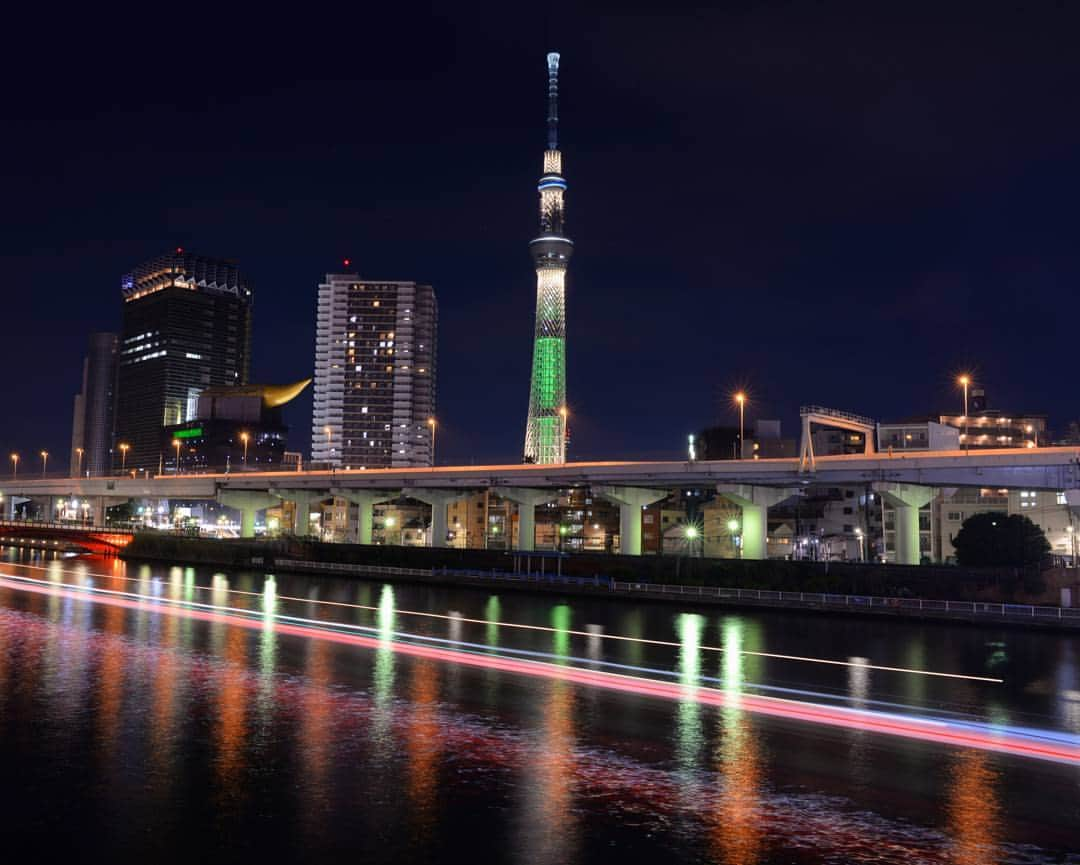 kazumaのインスタグラム：「.. . Champagne Tree & Laser beam🗼 . . . スカイツリー撮影したの久々📷 この色のライティング見ると、本当に年末感ある❗ . あー、アナハイム行きたいな🤔 トラウトいじりの記者会見、個人的には良かった🎤 . テレビの放送だと切取りだから、なんで背番号27にしたかったかわからなかったけど全文読んで納得👍 . . . #tokyoskytree  #スカツリスト . . . . . . . . . . . . . . ————————————————— #igersjp #team_jp_ #instagramjapan #icu_japan #ink361_asia  #instadaily #igrecommend  #lovers_nippon #picture_to_keep #FreedomThinkers #jp_gallery_member #like4like #love #amazing #東京カメラ部 #tokyocameraclub #indies_gram #reco_ig #instagood #huntgram  #huntgramjapan #japan_night_view #art_of_japan_ #ig_photooftheday #ファインダー越しの私の世界 #カメラ好きな人と繋がりたい #tokyo　#Pics_jp ————————————————— . . . . . . .. ...」