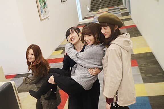 澤村小夜子のインスタグラム：「ねごと10年史上、初めての構図🐹🐻🐶🐨 #ねごと #SOAK #もうすぐ発売 #力持ち #お姫様抱っこ #余裕でした」