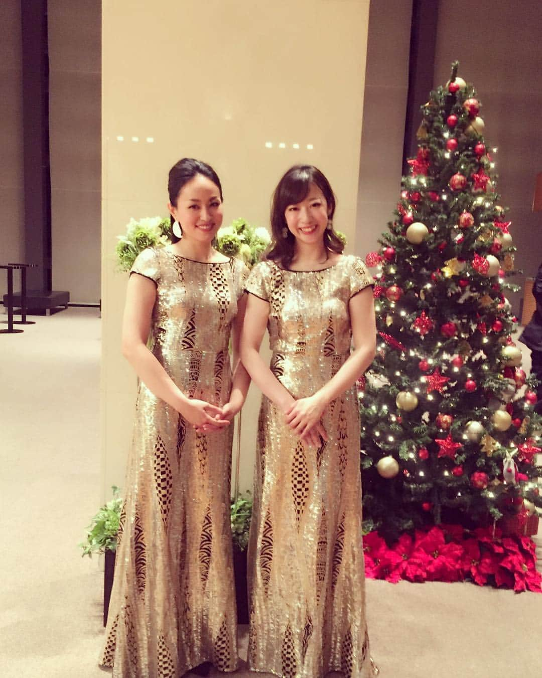 Yuko & Yurikaのインスタグラム：「After performance🎶 #christmassmood🎄 ・ ・ 温かい雰囲気で楽しく弾かせて頂き 感謝しております。 #2018年 より更に精進します✨ ・ ・ ・ #yukoandyurikapianoduo #yukoandyurika #pianoduou #classicalmusic #classic #piano #pianoduo #performance #christmastree #christmasvibes #dress #asos #thankyou #ピアノ #ピアノデュオ #ピアノデュオユー #クリスマスツリー #珍しく #ドレス #今年最後みたいになりましたが #もう一回本番あります #またお知らせします ❤️ #インスタライブ #実はしてみました😂」