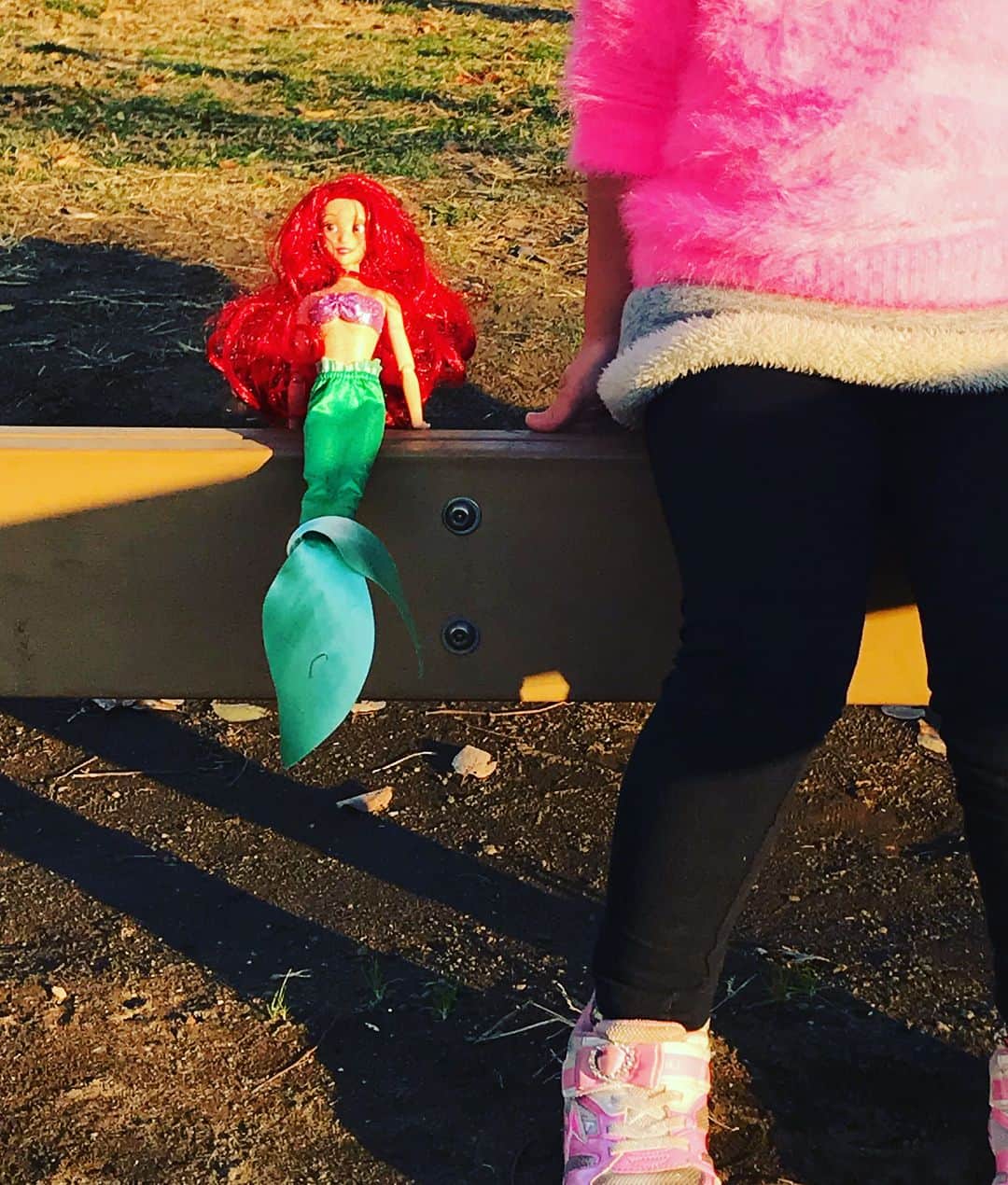 海保知里さんのインスタグラム写真 - (海保知里Instagram)「娘が溺愛する人魚姫アリエル。公園に一緒にお出かけしたり、粘土でアリエルの洋服を作ったり。#リトルマーメード #メロンパンナちゃんから卒業か #娘5歳 #海保知里 #次はフェルトで洋服作りますかね #アリエル #夫のアメリカ土産」12月10日 22時28分 - chisato_kaiho