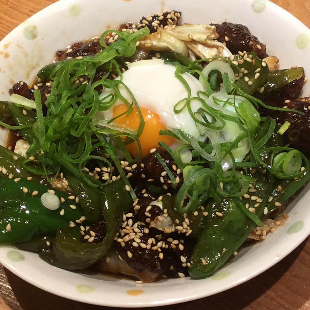 炉端まじめや　広島立町店のインスタグラム：「本日の賄い、青椒肉絲温玉のせです。 #広島 #立町 #まじめや #まかない #hiroshima #ダブルタップしてください」