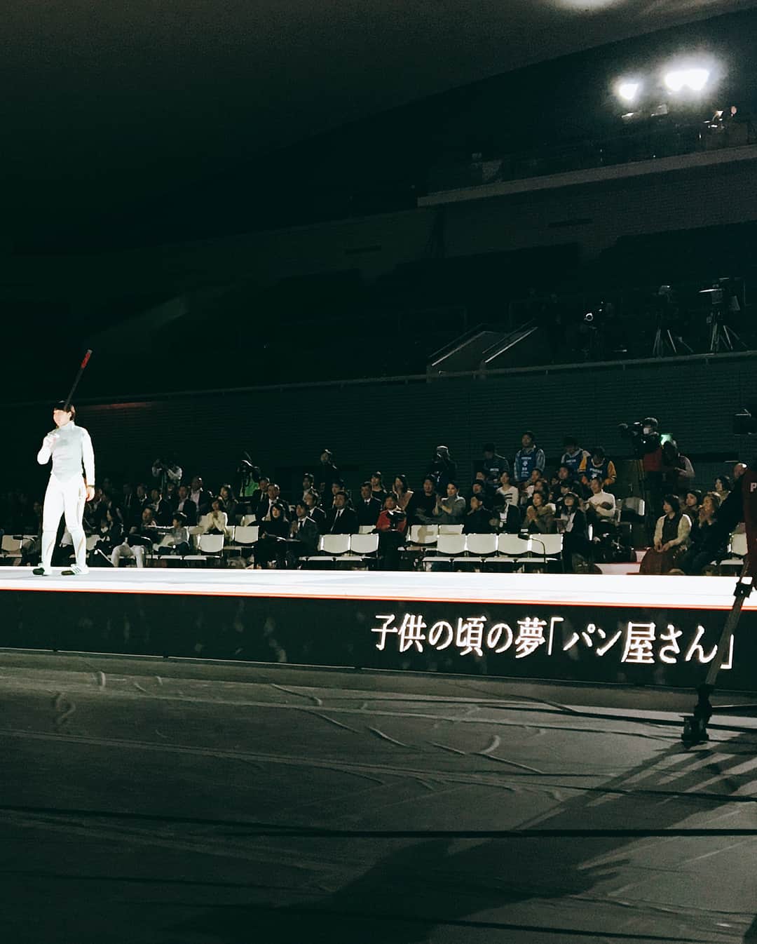 佐藤千晶さんのインスタグラム写真 - (佐藤千晶Instagram)「第70回全日本フェンシング選手権大会へ✨  2年ぶりにこの大会を観戦しに来たのですが、選手紹介がより面白く、音楽も照明もかっこよく、解説コーナーもあって、初心者でも分かりやすいような配慮が随所にありました。決勝戦は熱戦で、ドキドキの展開。楽しかったな😊  #フェンシング #全日本フェンシング選手権大会  #実は気仙沼はフェンシングのまち #高校にフェンシング部もあったよ #くまちゃんと観戦 #終わったあとはみんなで鍋会」12月10日 23時38分 - satochiaki125