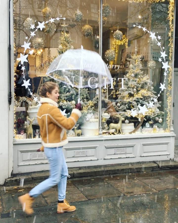 アリス・アイザズのインスタグラム：「✨Christmas is coming ✨ Quality time with @mariedemongeot @salimalaouii  @synapson  @l.atelier.m.creations  @coach」