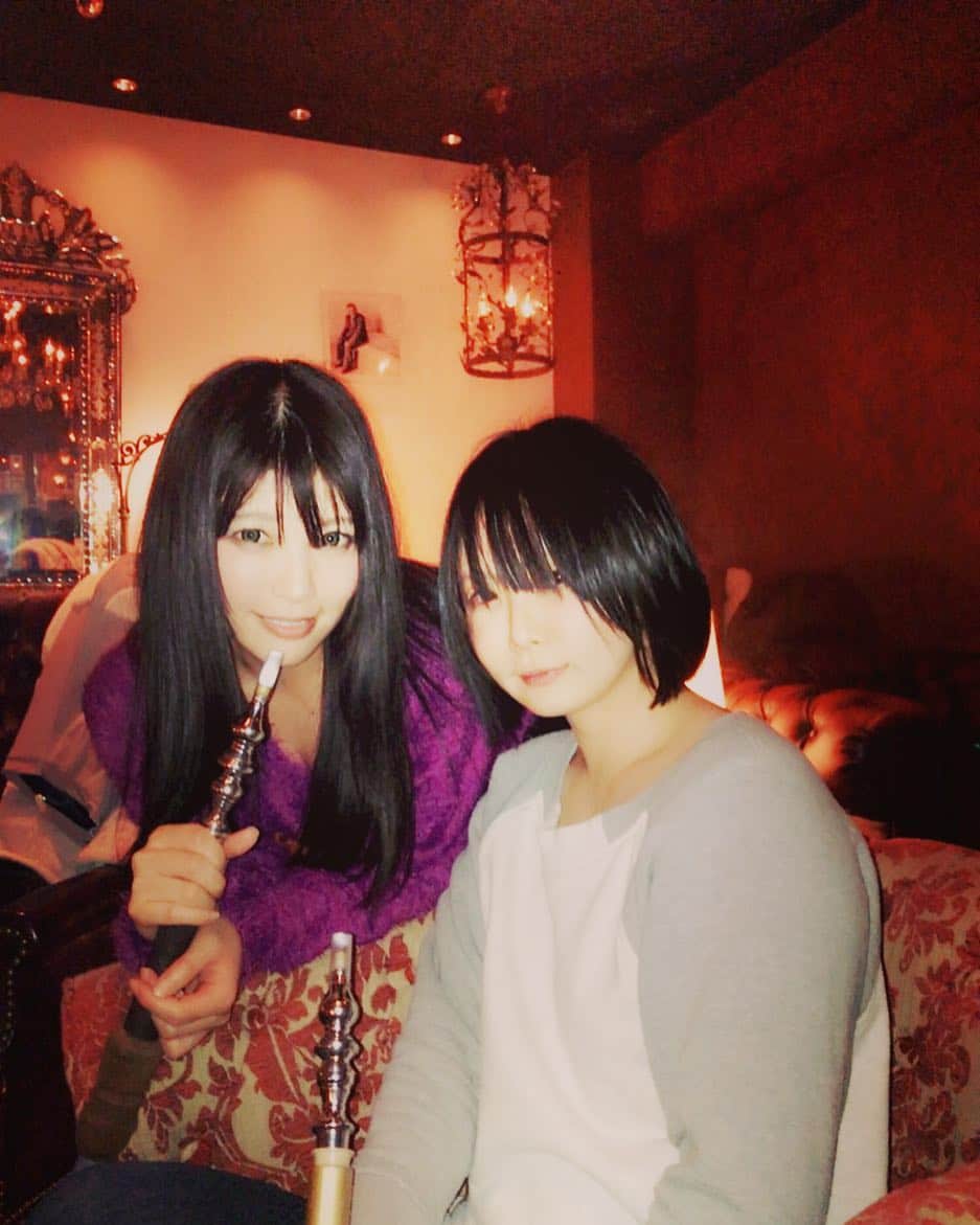 新村あかりのインスタグラム：「うしじま組シーシャオフ会にて、うしじまさんと💖長い時間一緒にいれて幸せでした(*´ω`*) #うしじまいい肉  #シーシャ  #chillrug」