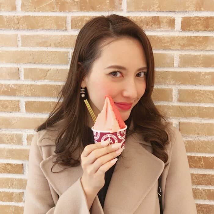 松本リコのインスタグラム：「・ ・ ・ ・ 寒いけどアイス食べたくなった♡ ぺろっと頂きました( ¨̮ )︎︎❤︎︎ ・ ・ ・ #japanesegirl #japangirl  #japanesemodel #japanmodel #yahoo #お洒落 #インスタグラマー  #インフルエンサー #撮影 #ハーフ顔 #ハーフモデル #fashion #通販モデル #ファッション #楽天 #通販」