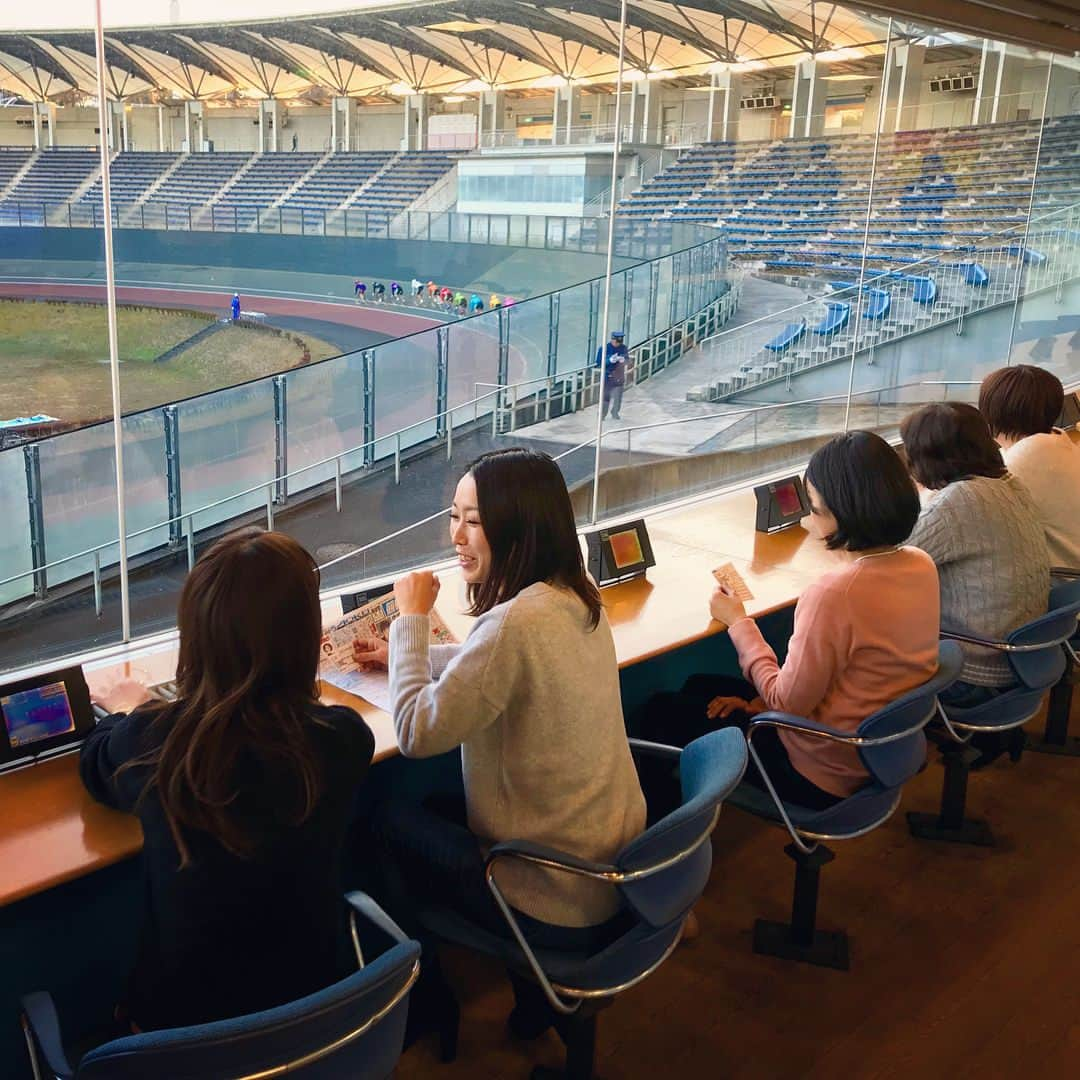 井上英里香さんのインスタグラム写真 - (井上英里香Instagram)「森且行選手イベント♡  #オートレーサー の森選手と一緒に#西武園競輪場 で遊ぼう！ . 西武園競輪×Gambooプレミアム企画が実施されました✨✨ . . 競輪初心者の皆さんに向けて芸人の#競輪小僧 さんからルールや予想の仕方、車券購入方法等についての講習🚴 . . 女性ファン率が高めのイベントになりましたが、レースが始まると、前のめりになって、純粋に「競輪」という競技を楽しんで下さっている様子でした♪ . 中にはなんと、ビギナーズラックで、3レース分をずばり的中させている方も♡ . これを機に、オートレースと競輪をより好きになって貰えたら嬉しいです☺︎ . 遠方からお越し頂いた皆さん、どうもありがとうございました✨ . . #森くん #森且行 #ホンネテレビ #tシャツ #gamboo #プレゼント #keirin #競輪 #オートレース #autorace #テレビ埼玉  #テレ玉 #バッハプラザ #mc #プレミアム #イベント #トゥース」12月11日 4時32分 - ribbonhome.erika