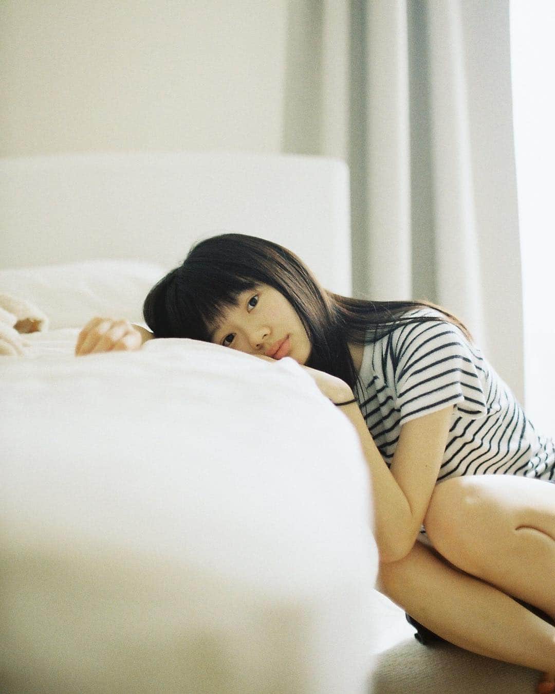花盛友里のインスタグラム：「《新刊のお知らせ♡》 いよいよ！「寝起き女子」再販が決定しました。 前回の女子たちに加えて何人か撮り下ろして撮影しています。 朝から実際に女の子たちのおうちにお邪魔して撮影した大切な宝物たち。 デザインも、構成も、もちろん載っている写真たちも一新してめっちゃ良いものになりそう！ 1月後半発売に向けてみんなで頑張っています。 是非是非みなさま、楽しみにしててくださいませ♡ . . #寝起き女子 #花盛友里 #girlinthemorning」