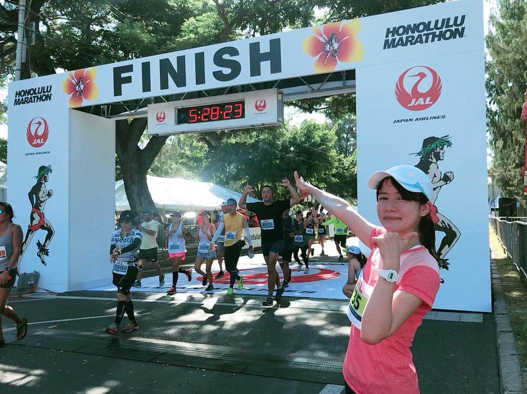 宇内梨沙さんのインスタグラム写真 - (宇内梨沙Instagram)「ホノルルマラソン 正式タイム ５時間２２分でゴールしました🏃 去年の６時間２０分から およそ１時間近く タイムを縮めることができました。  目標の 「６時間切り」と「笑顔で楽しむ！」 も達成することができました♫  去年は本当に辛くて自分にも甘くて 情けなかったんですが 今年は自分の力で やりきった気持ちが強いです☺️ もちろんたくさんの声援のおかげで 自分の限界はこんなもんじゃないと 信じて頑張れました😢  達成感でいっぱいです✨ まさか５時間半切れるとは😆 自分によしよし( ˘ω˘ ) ここまでこれた全ての環境に感謝です💛  途中のフォトスポットで 沢山写真撮ったので 後ほどアップしたいと思います #ホノルルマラソン #ホノルルマラソン2017  #honolulumarathon #honolulumarathon2017」12月11日 7時50分 - risaunai