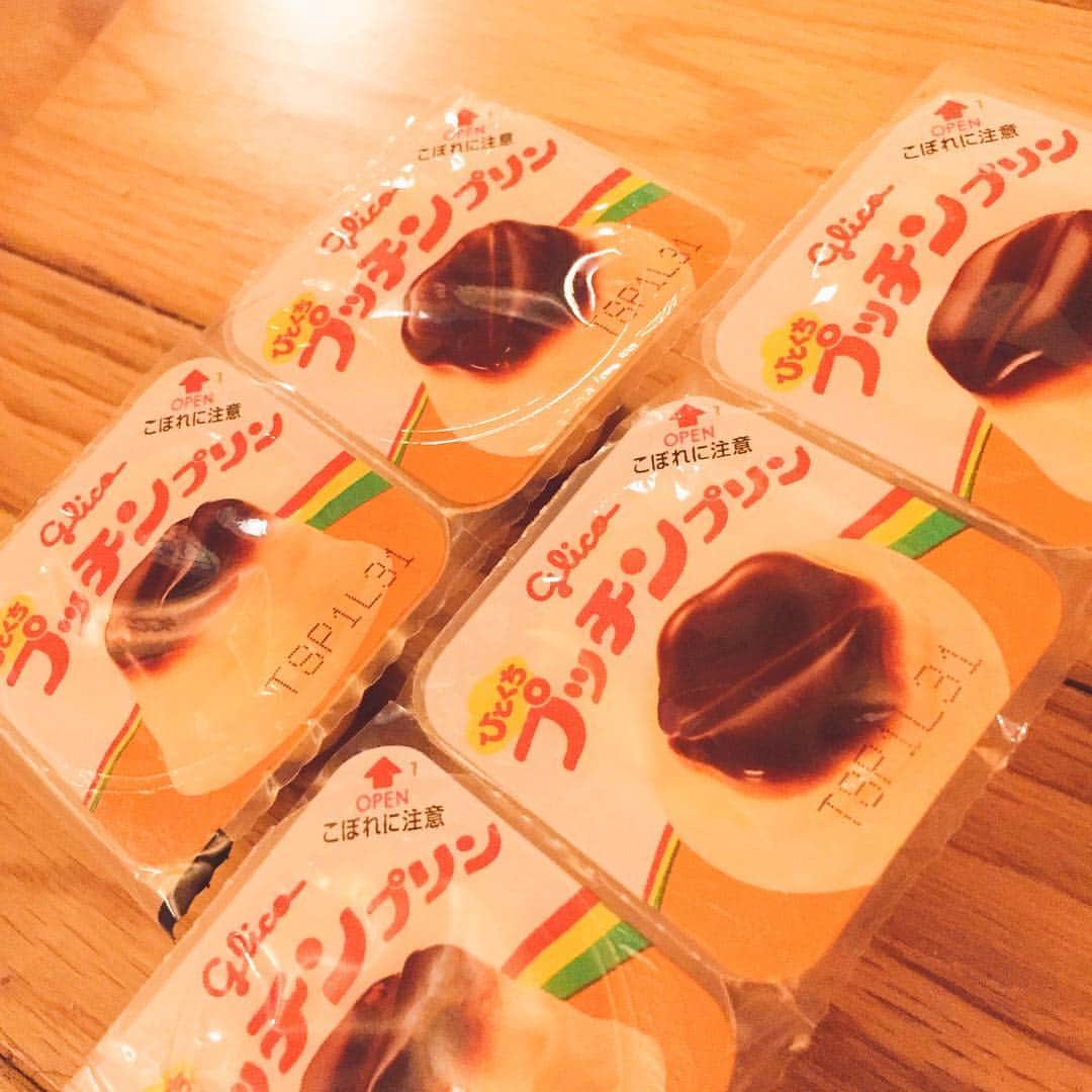 代永さや香のインスタグラム：「これ。小さい頃から大好きなやつ。ちっちゃいプッチンプリン🍮 おばあちゃんがわざわざ冷蔵庫から出して持ってきてくれた(´;ω;`)#ぷりん🍮 #ちっちゃいやつ」