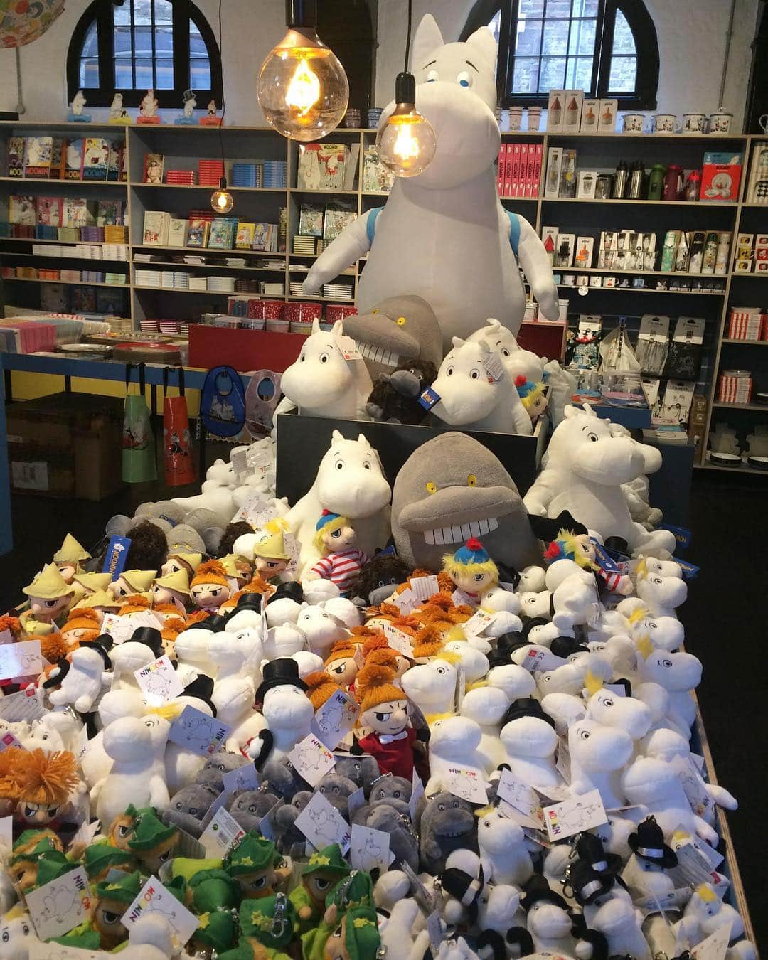 ムーミンさんのインスタグラム写真 - (ムーミンInstagram)「Any Moomin fans in #London? The second Moomin Shop opened its doors in Camden Market last week😍 Have you had the chance to visit yet?🤔 #moomin #moominofficial #moomincom #moominshopcamden #moominshop  Have a look at their Facebook page: moom.in/moominshopcamden」12月11日 21時03分 - moominofficial