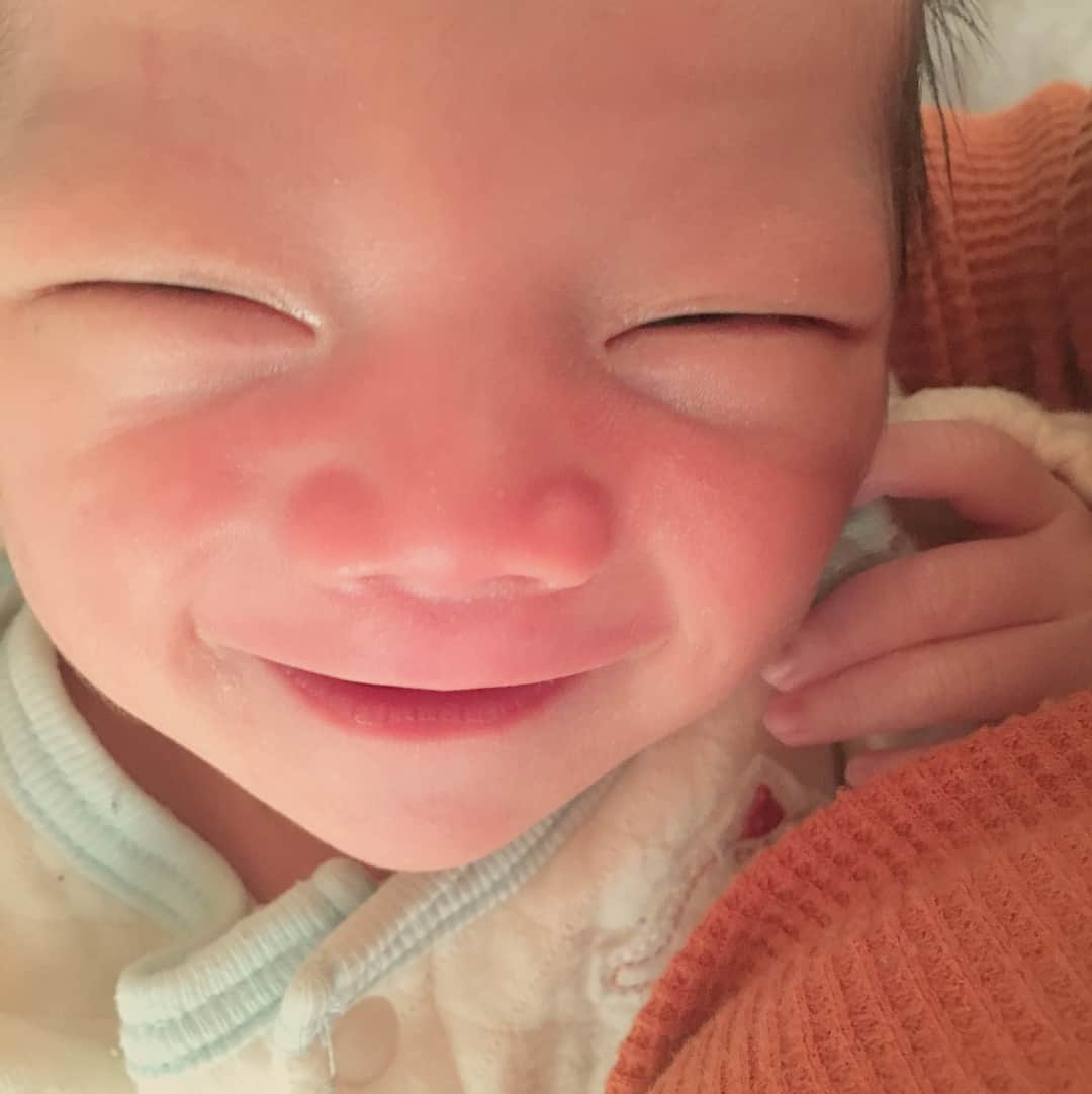 橋田昌実のインスタグラム：「はじめまして颯太(はやた)です👶🏻﻿﻿ ﻿﻿ ﻿﻿ 11月終わりに無事産まれました💐 ﻿﻿ ﻿﻿ ﻿﻿ 笑った顔がこの頃のとうまそっくりで 兄弟やなあ〜と実感👶🏻👶🏻♥️ ﻿﻿ ﻿﻿ ﻿﻿ ﻿﻿ 1年ぶりの赤ちゃん。﻿ 新生児ってこんなに小さかったけ？ とうまが巨人に見える😂♥️ ﻿ ﻿ ﻿ あっというまに大きくなって気づけば離れてく。﻿ ﻿ 赤ちゃんの時期も、抱っこしてってたくさん甘えてくれることもママー！って呼んでくれることもイヤイヤ泣くこともよちよち歩きも全部今しかないから大事にしなきゃ。﻿ ﻿ ﻿ ﻿ 子供のいまの気持ちになるべく応えられる 心に余裕のある母になりたい。﻿ ﻿ ﻿ こんなん言うたらせっかちで気短いからムリって言われそう😇w ﻿ ﻿ ﻿ ﻿ 家族4人仲良くがんばろうね👨‍👩‍👦‍👦♥️ ﻿ ﻿ ﻿ #2枚目の愛しさ﻿」