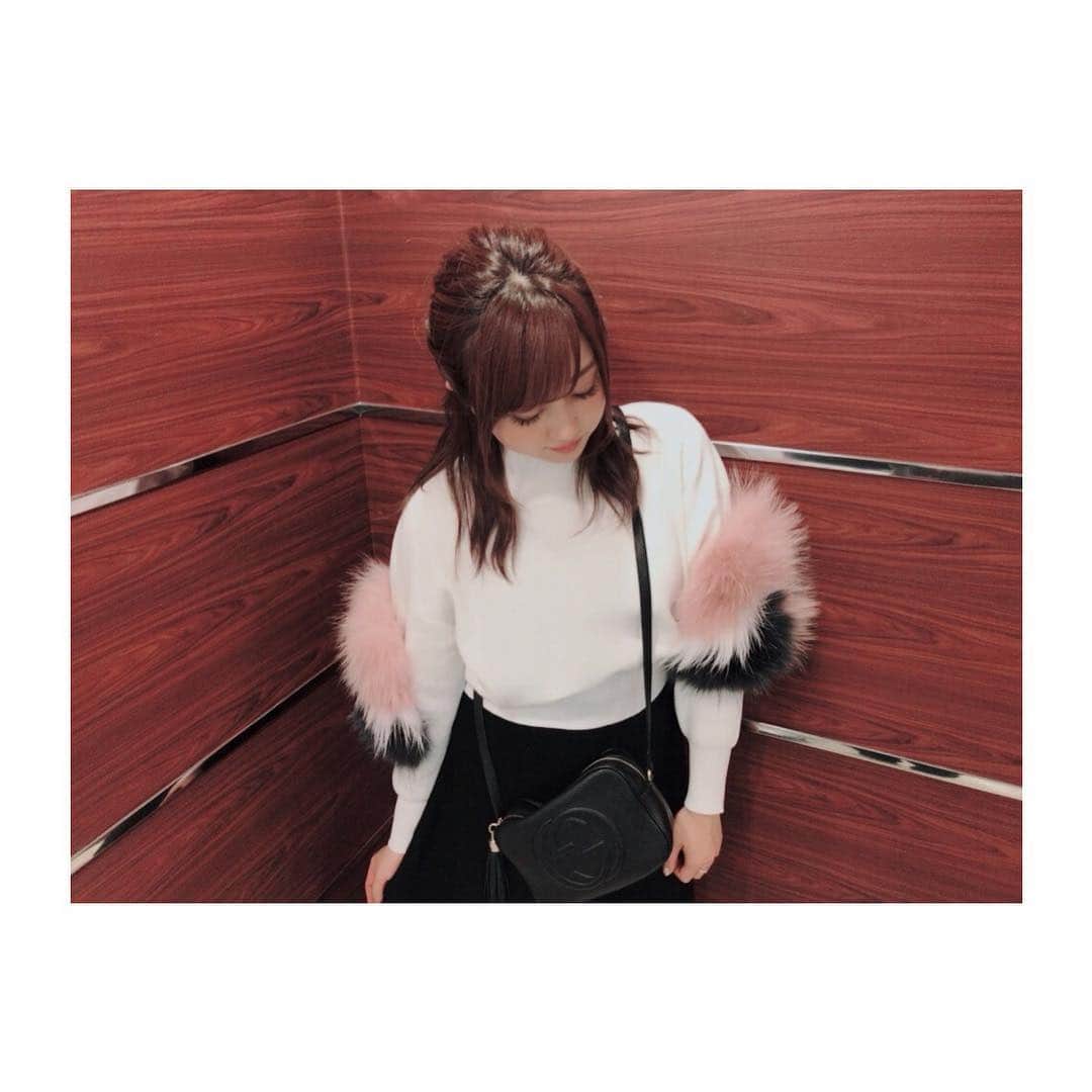 菊地亜美さんのインスタグラム写真 - (菊地亜美Instagram)「@eimyistoire_official のニット 腕にモフモフが付いてて お気に入り😌💭💕 グレーを衣装で着て 可愛かったから色違いget♡」12月11日 14時19分 - amikikuchi0905