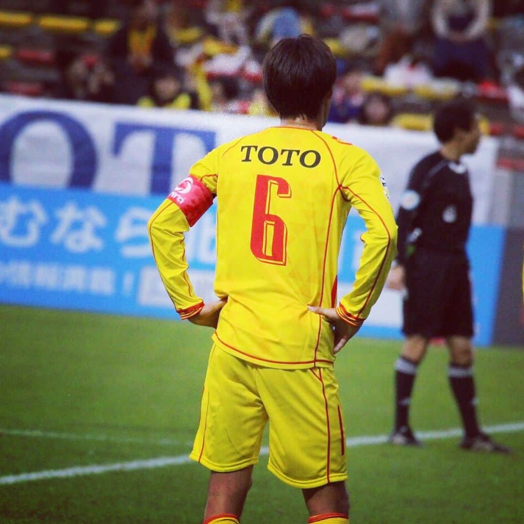 西嶋弘之さんのインスタグラム写真 - (西嶋弘之Instagram)「2017年シーズンが終了しました。そして自分の17年間のプロサッカー選手としての活動も最後となりました。 今は、やりきった気持ちと、ただただ寂しい気持ちが混ざりあっています。 今まで、サッカーをプレーするため、成長するため強くなるため怪我しないため、サッカーを最優先に考えて生活してきたんですが、最終戦が終わって約1週間、えっ？あれ？と思うことが多々あって、それを楽しんだり悲しんだりさみしがったり、複雑な状況、心情です。笑  17年間、長かったのか短かったのか正直よくわかりません。自分がその時々でできる事をただ一生懸命やり続けてきただけのような気がしています。 ただ、そこにはたくさんの人達との出会いがあって、別れもありましたが、ほんとに多くの人に支えられ、助けられ、人としてサッカー選手として成長させてもらったからこその17年でした。ありがとう。ありがとうしかいえないけど、ほんとに感謝しています。  引退を発表してから2週間、ほんとにたくさんの人達からの声をききました。うれしかった、ただそれだけです。この2週間、最後のプロサッカー選手としての生活を、17年間の全てを懸けて取り組みました。そしてセレモニーをひらいてくれました。胴上げもしてくれました。たくさん写真をとってくれました。花束もいっぱいもらいました。いーっぱい西嶋コールしてくれました。だから自分も精一杯それを受け止めようと、そして全力で応えようと思いました。 最後のアシストは最高に気持ちよかったです。ほんとに幸せな2週間だったように思います。 チームメイト、監督スタッフ、サポーター、みーんなに感謝です。  これからは、時間はかかると思いますが、心の整理をしっかりして、覚悟をもって次のステージへ進んでいこうと思っています。大変です。苦労もします。家族にも迷惑かけます。でも全て自分次第です。 今まで通り、できる事を一生懸命がんばろー。  これからもせっかくなんで、思い出や気持ちをちょこちょこアップしていこうと思っています。  ほんとにありがとうございました！  西嶋 弘之」12月11日 16時35分 - hiroyukinishijima6