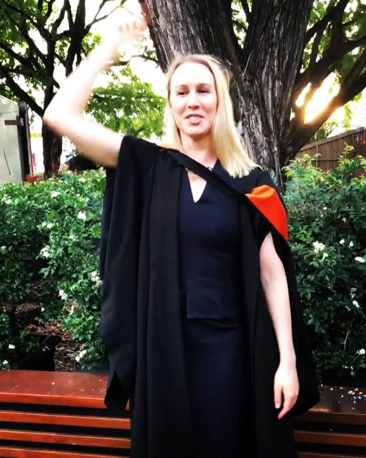 のインスタグラム：「So glad it took me this long to graduate, otherwise I wouldn’t have been able to Boomerang it.」