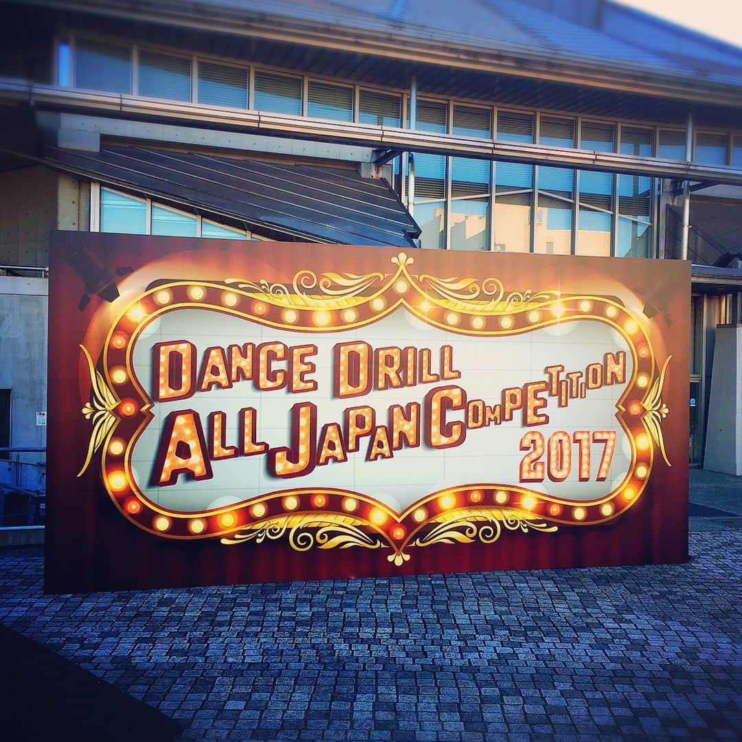 吉川友真さんのインスタグラム写真 - (吉川友真Instagram)「Dance Drill All Japan Competition 2017、今年も2日間突っ走りました🎙  #dancedrillalljapancompetition  #dancedrill  #cheerleading  #ダンスドリル  #ダンドリ #ミスドリ  #3年目ともなると見覚えのある名前やチーム名が増える #あれこの子達こんな大きかったっけ？ #もはや親目線 #今回も選手達のエネルギッシュな踊りに刺激を受け #可愛らしい演技に癒され #声を失って帰ってきました #今年の海外ジャッジも素晴らしかった #tonygonzalez  #jonathanlewis  #lizporter  #もちろん日本のジャッジ陣も豪華すぎる面子 #そして関東はもちろん名古屋や関西から駆けつけてくれたファンの皆んなもありがとう #オープニングセレモニーの様子はその内アップする予定です #勢いでポンポンのキーホルダーとか買ってしまった #igune!? #テーマカラー🍷 #どこにつけよう笑 #一つ心残りなのは去年双子ルパンコーデで一緒に写真とった我が娘に会えなかったこと #もしかしたら会ってるのかな #この子を探してますって貼り紙用意しとくべきやったか #改めて選手はじめ観客スタッフ審査員など関わった全ての皆さん本当にお疲れ様でした #seeyousoon」12月11日 18時35分 - yuma_yoshikawa_