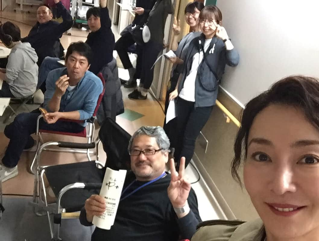 フジテレビ「刑事ゆがみ」さんのインスタグラム写真 - (フジテレビ「刑事ゆがみ」Instagram)「. 菅能ねえさんのブログに 『菅能ちゃんの撮影裏側レポート』が載っていたので お写真拝借しました🙏🏻📷♥️ 詳細は【稲森いずみオフィシャルブログ】にて☺️✨ . #稲森いずみブログ#稲森いずみ#菅能理香#菅能ねえさん#裏側撮影レポート#是非ご覧ください♥️#神木隆之介#山本美月 #刑事ゆがみ#次回は12月14日#最終回です#お楽しみに！」12月11日 18時37分 - keiji_yugami