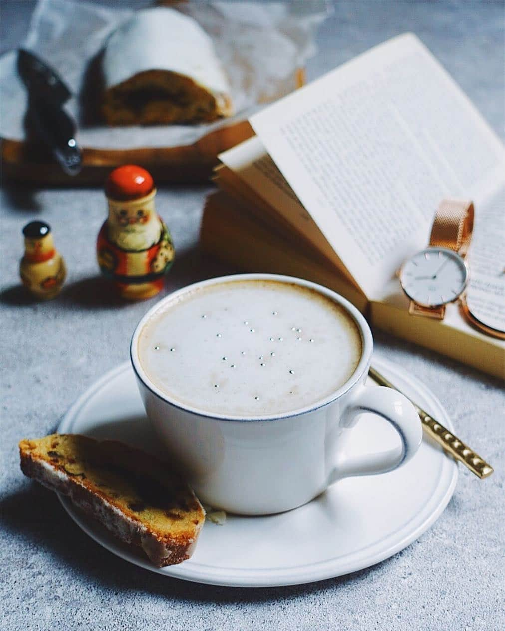 r i n aさんのインスタグラム写真 - (r i n aInstagram)「Let's sit back and enjoy having some coffee and stollen. Dear christmas, you are no need to rush! . . . カフェオレとシュートーレン。 . このカフェオレ、上のトッピングはアラザンでもっとキラキラした感じにしたかったけどフォームがうまく出来ず、なんかただの気泡みたいにみえる仕上がりになりました。相変わらず雑。 . . 昨日は知人の披露宴でした✨入場のシーンって私はとくに弱く涙もろいです。最高にハッピーになる瞬間ってすごーく感動して感極まるんですよね。もちろん自分のときも入場して一瞬で泣きましたよ😅 . . . さて、ダニエルウェリントン様より2018年１月4日までクリスマスキャンペーンのお知らせです。 . ・腕時計と任意商品の購入で10％OFF（15%OFFクーポンコードを併用可能！最大24%OFF！！) ・対象商品の購入でストラッププレゼント（15%OFFクーポンコードを併用可能） ・クリスマス限定ラッピング無料 . 15％割引クーポンコード： pinor（有効期限は2018年1月31日までです。） . 公式サイト：https://www.danielwellington.com/jp . . . #onthetable  #DW #ダニエルウェリントン  #クリスマス #DWを大切な人に」12月11日 21時58分 - ___pinor