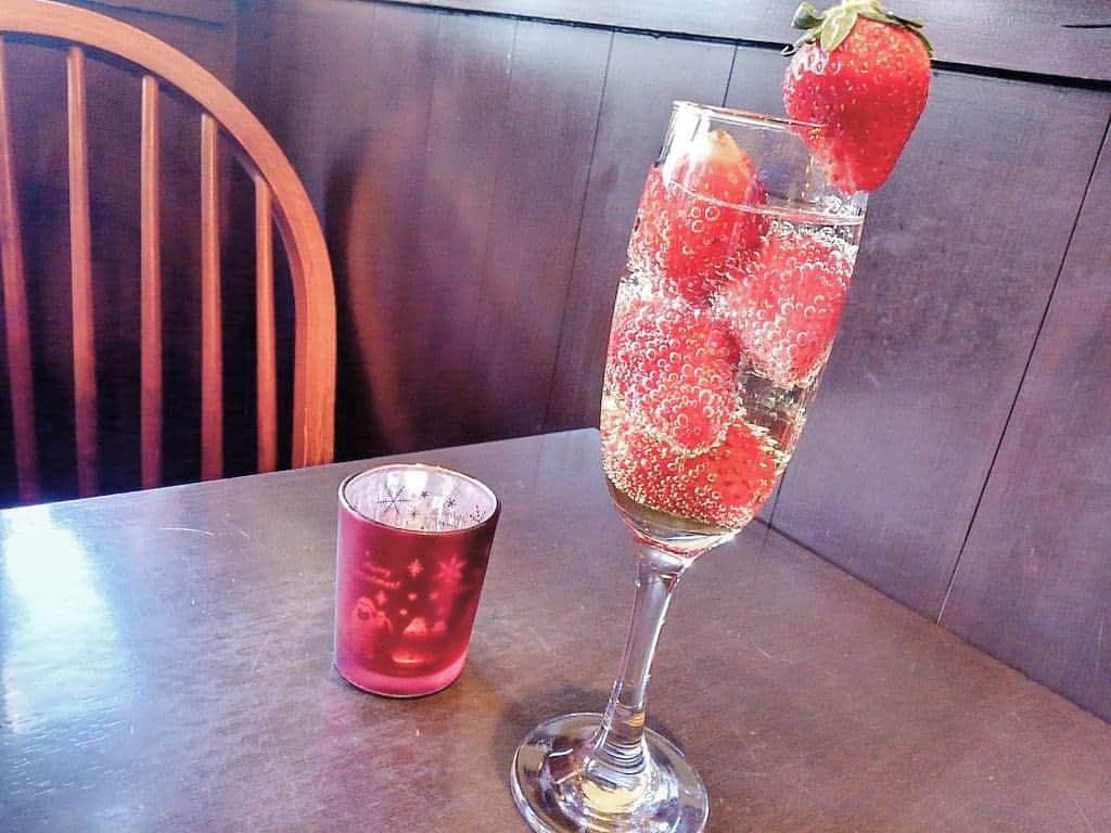おいもカフェ金糸雀のインスタグラム：「. 冬だけの限定『いちごシャンパン』。 ノンアルコールのシュワシュワシャンパンにカワイイ真っ赤な苺をトッピング♪ フォトジェニックなキラキラドリンクです！ ノンアルコールなのでお酒の弱い女性や未成年の方にもオススメ(^^) . #おいもカフェ金糸雀  #カフェ #鎌倉  #シャンパン #苺 #いちご #イチゴ #ストロベリー #いちごシャンパン #フォトジェニック #インスタ映え #おいもカフェ . 《おいもカフェ金糸雀》 営業時間：10:00-18:00(L.O.17:30) 定休日：水曜日 248-0006 神奈川県鎌倉市小町2-10-10 小町TIビル1F TEL：0467-22-4908」