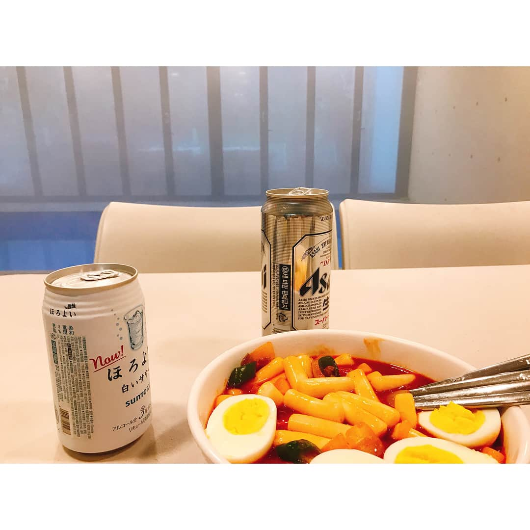 ユジさんのインスタグラム写真 - (ユジInstagram)「한겨울에  수영하면서 먹는  미진표 떡볶이 맛나당❤️ #쏠라티 #노블클라쎄 #하이리무진 #인생차 #차스타그램 #럭셔리여행 #리무진」12月12日 0時24分 - __yudidi_