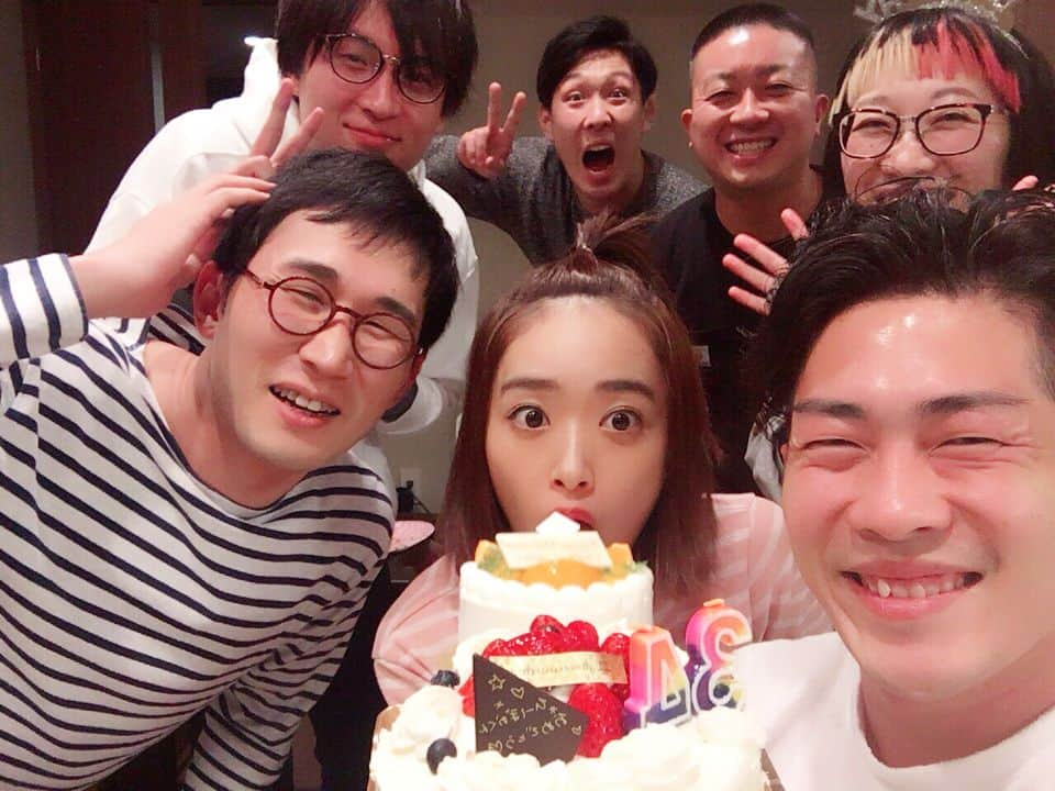 近藤千尋さんのインスタグラム写真 - (近藤千尋Instagram)「お誕生日おめでとう🎉🎁🎈😌 34歳🎂✨✨ 旦那さんのお祝いを お友達がしてくれました💓🙊 わたしのまで… ありがとうございます🙏🙇‍♀️ 家族のような仲間といるときの ひーぼぉくんの笑顔が嬉しい👦🏻 #ひーぼぉくんよかったね✨ #ボサボサヘアすいません😱😱」12月12日 1時43分 - chipichan.1215