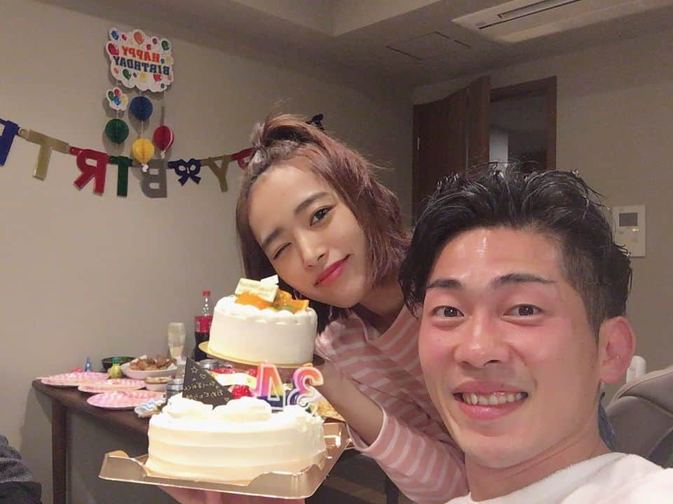 近藤千尋さんのインスタグラム写真 - (近藤千尋Instagram)「お誕生日おめでとう🎉🎁🎈😌 34歳🎂✨✨ 旦那さんのお祝いを お友達がしてくれました💓🙊 わたしのまで… ありがとうございます🙏🙇‍♀️ 家族のような仲間といるときの ひーぼぉくんの笑顔が嬉しい👦🏻 #ひーぼぉくんよかったね✨ #ボサボサヘアすいません😱😱」12月12日 1時43分 - chipichan.1215