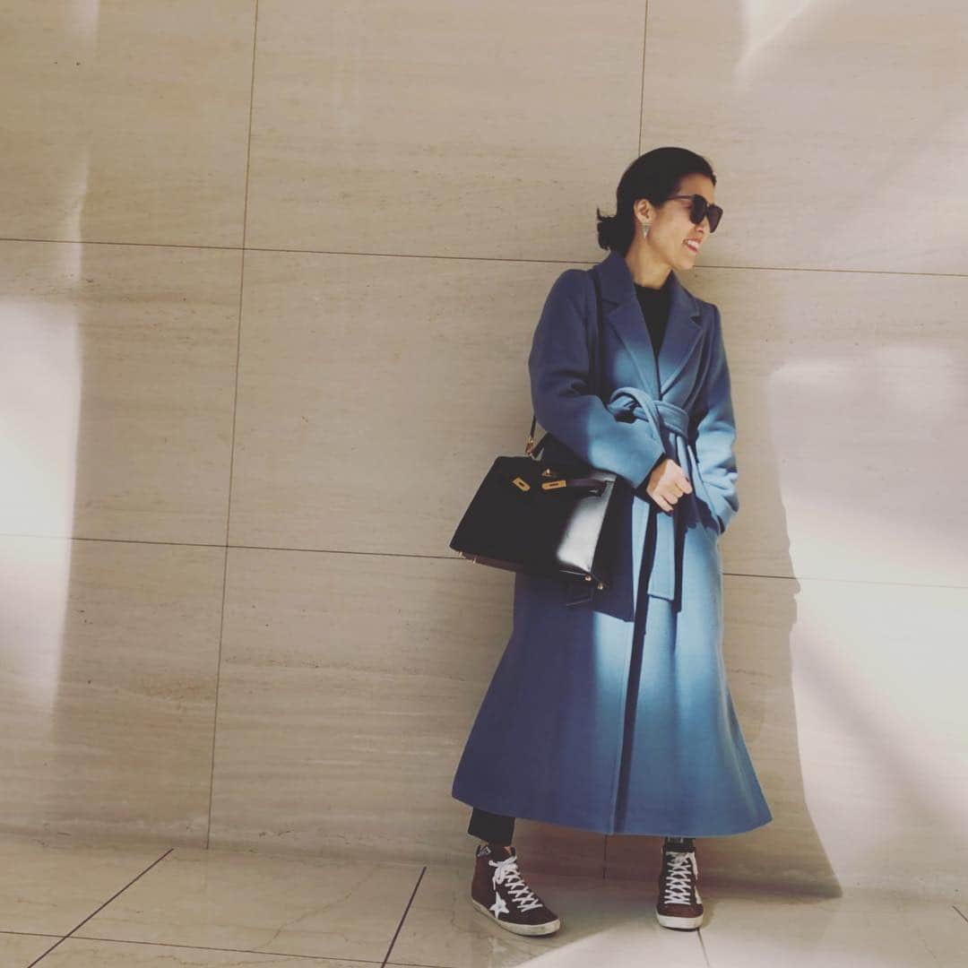 大草直子さんのインスタグラム写真 - (大草直子Instagram)「やっぱり色が着たい気分だ♡このコート、2万円台。日本のブランドって、すごい。ありがたい（笑）@fray_id。婦人は着てはいけないと思ってたけど、肩なんかぴたりと♡ #fray_id #theory #goldengoose  #hermes」12月12日 15時44分 - naokookusa