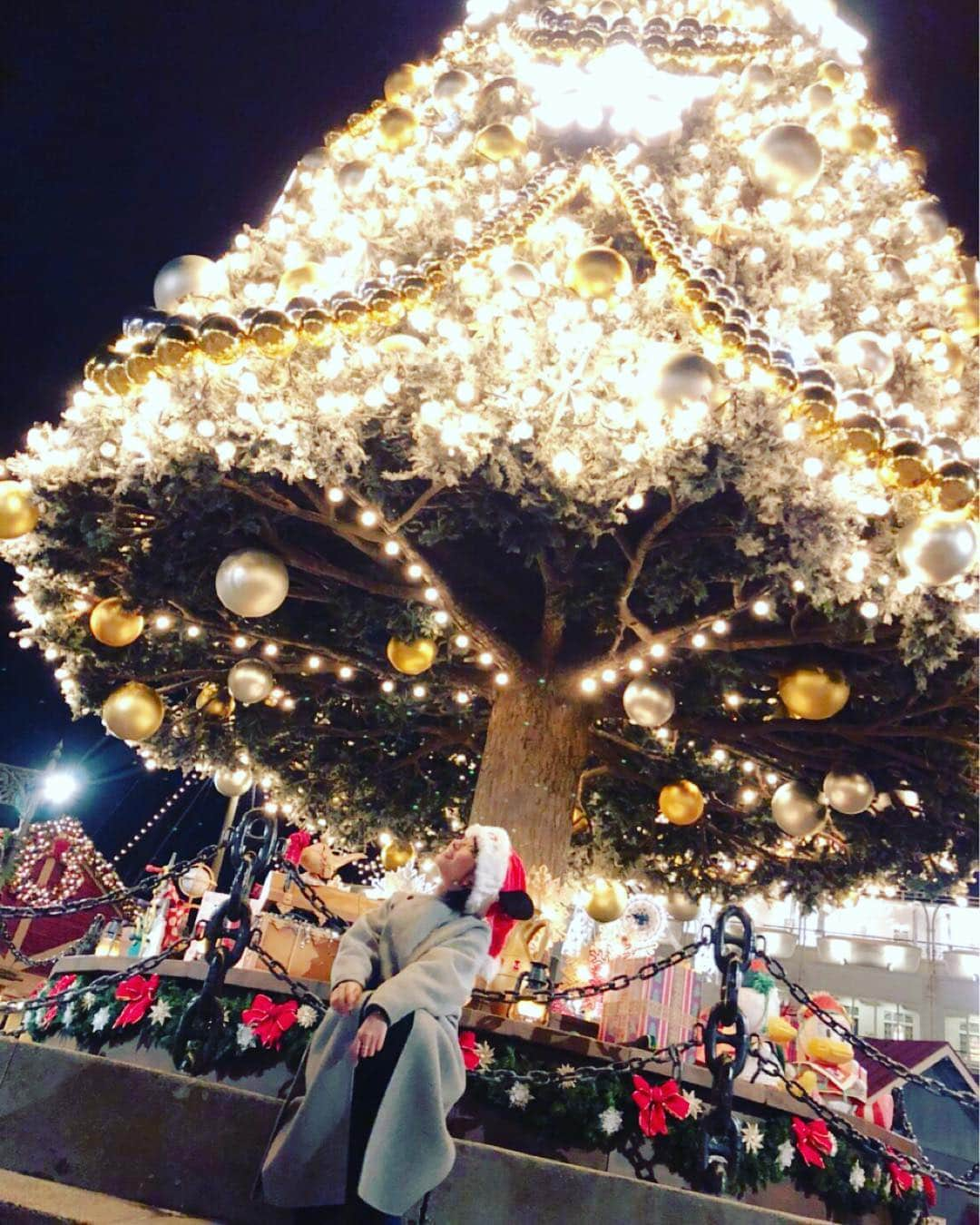 海老原優香さんのインスタグラム写真 - (海老原優香Instagram)「🎄🎄🎄 ＊ ＊ 小学校からの幼馴染と弾丸で決めた クリスマスディズニー🎅🏻✨ ＊ 綺麗なイルミネーションを たっくさん見て満喫の1日を過ごしました♡ ＊ 今週は、とくダネでもイルミネーション特集がありました🌟 通った道を振り返ったり、出来るところは別の進路で歩くと、また別の景色を楽しめるみたいです☺️ ＊ #Christmas#disney #🎄 #イルミネーション #とても綺麗でした #サンタ帽かぶってテンションが上がる単純さ💮」12月12日 16時00分 - ebioffi