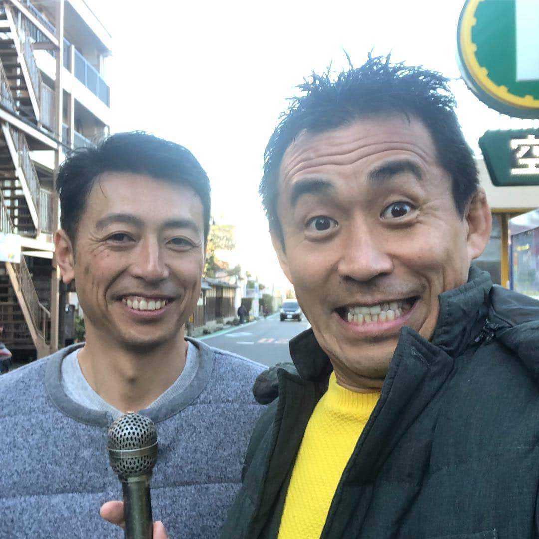 石田靖さんのインスタグラム写真 - (石田靖Instagram)「ABC『探偵ナイトスクープ』ロケ 依頼者のシンタニさんと… 今回のご依頼は 『毎朝、10年間同じ時間にスーツ姿で全力疾走する男性に何故そこまで走るのか？聞いてほしい』😆😆😆 10年間も走り続けてる意味は⁉️… ただいま調査中❗️OAお楽しみに #探偵ナイトスクープ #西田探偵局 #探偵 #毎朝全力疾走 #スーツ姿 #走る男 #この冬1番の寒さ #一期一笑 #石田靖」12月12日 16時06分 - yasulog