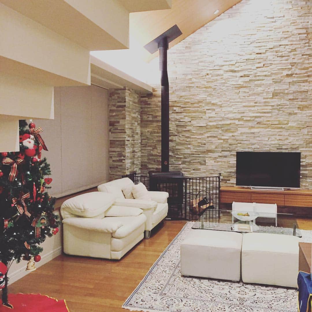 西口理恵子さんのインスタグラム写真 - (西口理恵子Instagram)「我が家のリビング。クリスマスプレゼントをツリーの下に置くと子供に開けられるので隠さざるを得ない、、、。 #西口理恵子  #美人収納 #クリスマスツリー」12月12日 8時53分 - rieko_nishiguchi