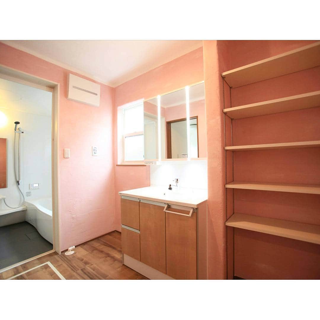 homelife 夢を叶える暮らし方のインスタグラム：「【キュートな洗面所】 . 柔らかなピンク色の壁と 木のぬくもりを感じながら 女子力もアップしそう . . #ピンク色 #ピンク好き #洗面所 #脱衣所 #可愛い部屋 #自然素材 #木のぬくもり #こだわり #おしゃれな家 #マイホーム #福知山 #豊岡 #加東 #姫路 #注文住宅 #自由設計 #デザイン住宅 #house #home #ホームライフ #ホームライフ100」