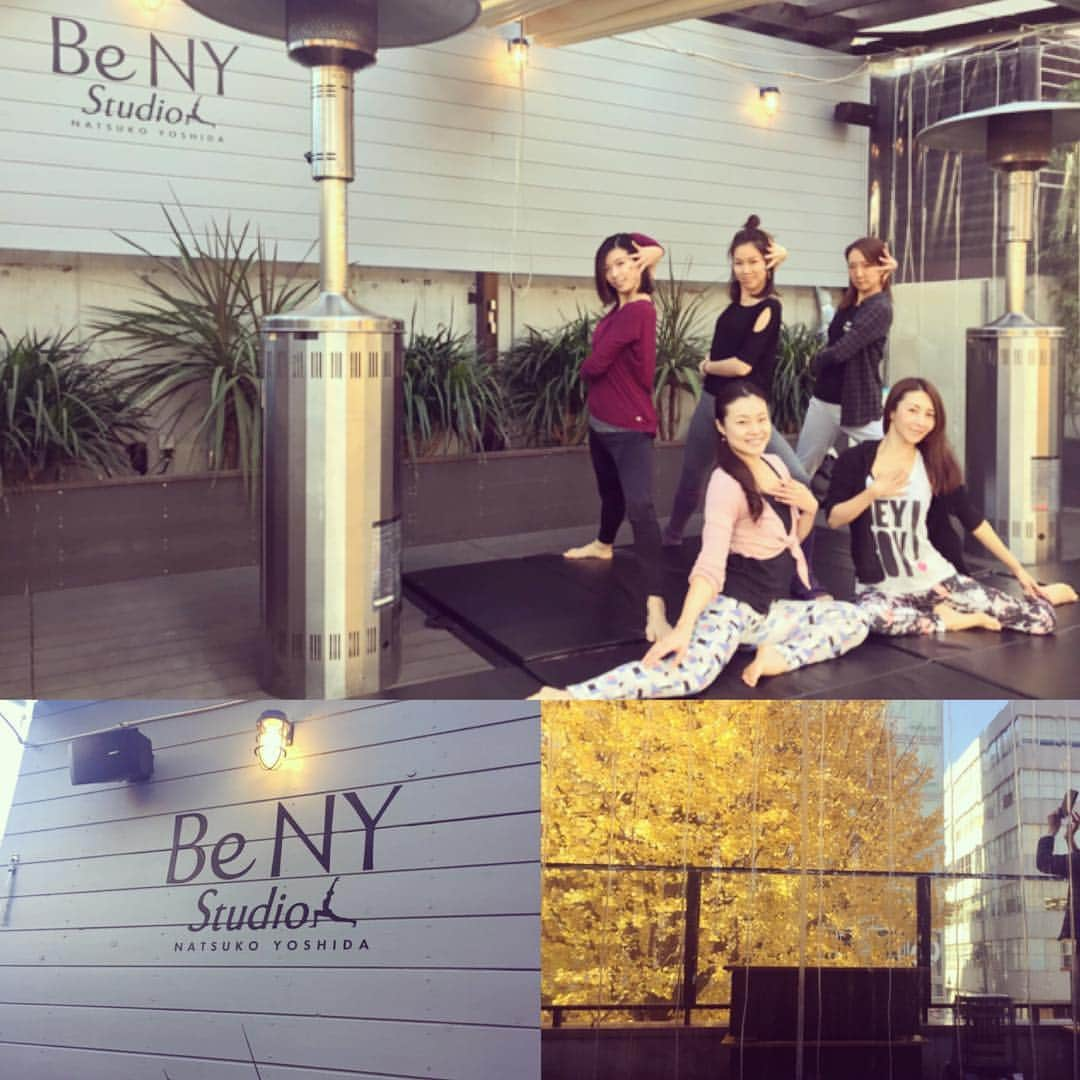 涼瀬みうとさんのインスタグラム写真 - (涼瀬みうとInstagram)「昨日は、もう一つレッスン！ 白金台にある『 Be NY Studio 』にて宝塚の一個下の遼かぐらちゃん @rino_eye のヨガを受けてきました🧘‍♀️ 駅近で、開放的な空間でのヨガは、最高に気持ちが良かったです😊🌈 レッスン後は、スタジオの横に隣接されている素敵なカフェで皆さんとモーニング😋🍴🥖🍳🥓 師走でなんだかんだ忙しいけど、、、本当に心も身体も充実しています😊 りのちゃんのレッスンでは、ヨガと宝塚のポーズを取り入れたものがあったりして楽しかったな~😆🎶 写真は、その一つのヨガと花組ポーズを取り入れたものです💡 さすが花組のよっちさん、マキシム、キマってますね😍✨ りのちゃん、ありがとうございました🙏 また行きたいなぁ🧘‍♀️🌿☀️ 皆さんもぜひ @beterrace へ‼️‼️‼️ #ヨガ #yoga #白金台 #benystudio #宝塚 #花組 #遼かぐら ちゃんが先生してます ※りのちゃんのクラスは日曜日と月曜日だそうです #月央和沙 さん #真輝いづみ ちゃん #涼瀬みうと #千葉さなえ」12月12日 10時51分 - sanae3337777777