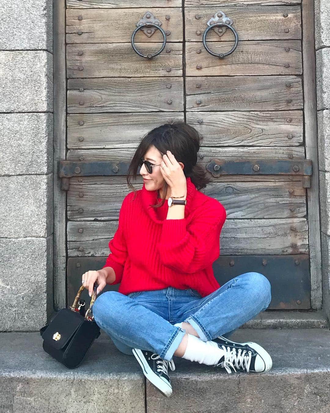 L Lily1013さんのインスタグラム写真 L Lily1013instagram 昨日の ディズニーコーデ 中はシンプルに 赤 ニット とデニムとスニーカーでした Tops Titivate Bottoms Uniqlo ユニクロ Shose Convers コンバース Bag Lavishgate ディズニー ミッキー
