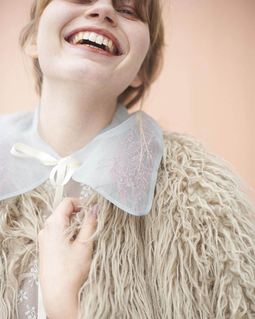 花盛友里のインスタグラム：「Happy holidays! . ずっとフォローしていて、いつか撮りたい！って思ってたfridaちゃん。たまたま日本に数ヶ月留学に来ていて、その期間に絶対撮らせて！って言ってたのがやっと叶ったの。 ほんとしあわせ。 阿久津さんのセンスあふれるアイテムと、未来さんの「お花を連想しながら考えた」ってゆうヘアメイク。 みんなが天才的すぎてほんとに楽しかった。 今日の撮影でも思ったけど、ほんとに天職だわ、、。 今年ももうすぐ終わるけど、お仕事くれるみなさま、本当に本当にありがとうございます。 感謝感謝感謝！！！」