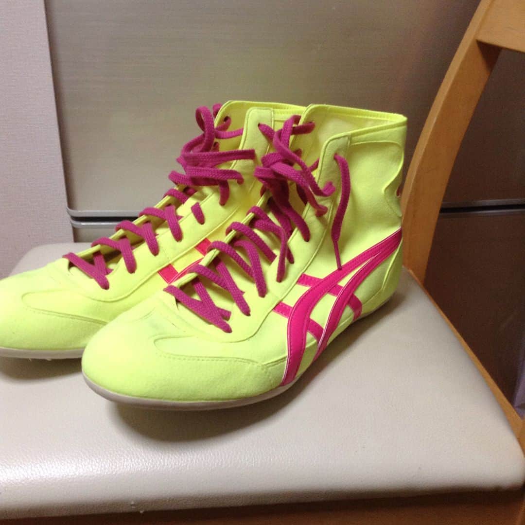 青木真也のインスタグラム：「新しいシューズが届いた！青木的にカラフルに攻めた！#アシックス#レスリングシューズ#asicswrestlingshoes #asics」