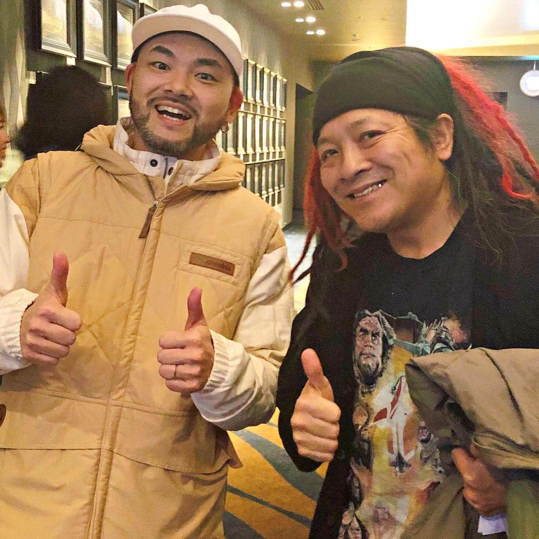 DJ DARUMAのインスタグラム：「😚 僕が尊敬する方の1人 高橋ヨシキさんに お写真を撮っていただきました . ヨシキさんのメルマガを 購読しているのですが最新号の スター・ウォーズ8に向けての 『種族』についての見解を読ませていただき まだまだ自分の角度の浅さを痛感して 恥ずかしくなりました。。。」