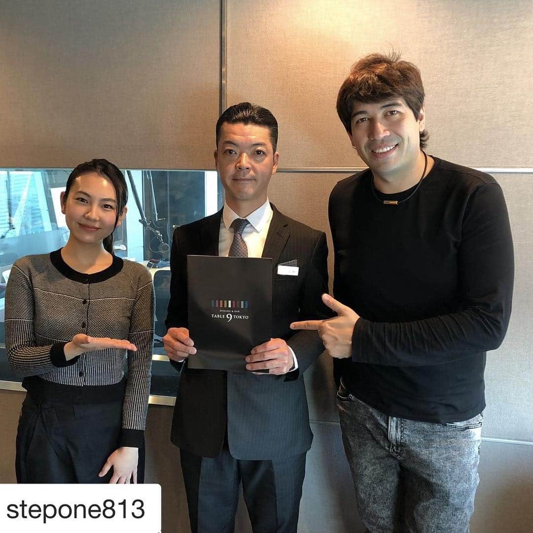 Table 9 TOKYO のインスタグラム：「【荻野店長 J-WAVE出演】 TABLE 9 TOKYOの荻野店長がJ-WAVE「SUPPORTERS」に生出演し、お店のPRをしました。いよいよ明日オープンします！　 ナビゲーターのサッシャさん、寺岡歩美さんと。 #table9tokyo #東京の夜をエキサイティングに  #Repost @stepone813 ・・・ 本日のSUPPORTERSのコーナーでは、品川プリンスホテルにある 「DINING&BAR  TABLE ９ TOKYO」のマネージャー、荻野慎一さんのご出演で、 お店をPRしていただきました。美味しいお酒と料理、そして夜景・・ ウットリしてしまいそう💕👧 #jwave #stepone813 #radiko #酒 #夜景 #デート」