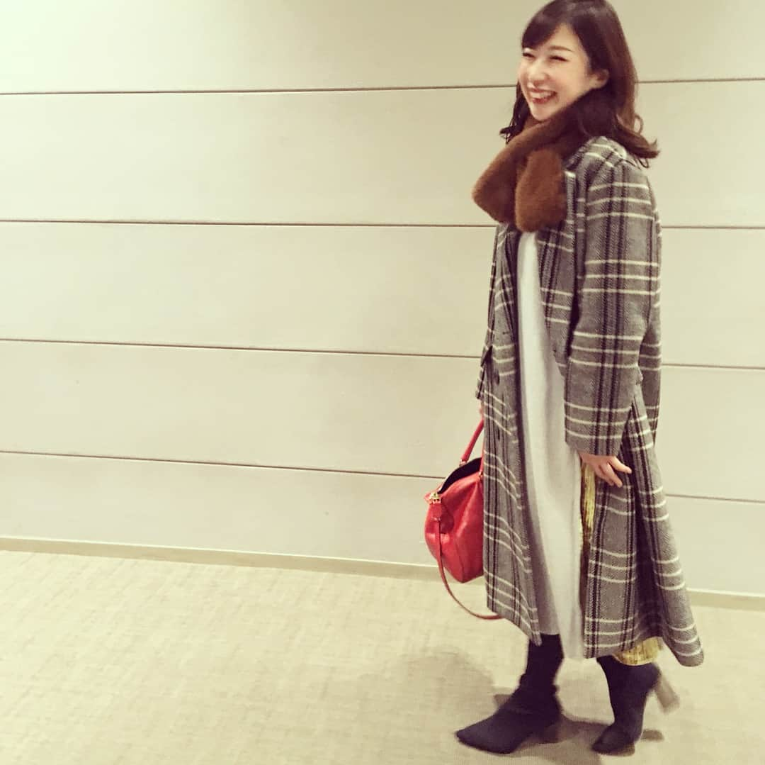 Yuko & Yurikaのインスタグラム：「#ootd #yuko #elendeek #zara #koreanfashion ・ ・ #韓国 で調達したコートとマフラーがあたたか過ぎて #ヘビロテ の巻☃️ ・ ・ ・ #yukoandyurikapianoduo #yukoandyurika #pianoduou #classicalmusic #classic #piano #pianoduo #ピアノ #ピアノデュオ #ピアノデュオユー #今日の服 #エレンディーク #ザラ #韓国ファッション #チェック大好き #すごい嬉しそう #そして基本ブレてる #相方といるとこんな感じで基本嬉しそう #結果 #相方大好き芸人的な投稿」