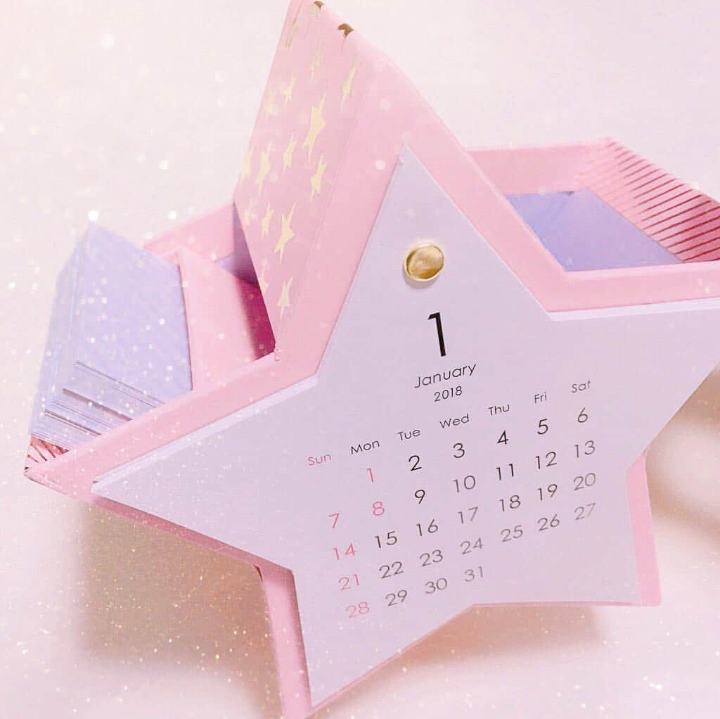山岸愛梨さんのインスタグラム写真 - (山岸愛梨Instagram)「来年のカレンダーは星型です(*⁰▿⁰*)残り少ない2017年を大切にしながら、新しい年を迎える準備！2018年も素敵な1年になりますように( ˘ω˘) #カレンダー #2018年 #星グッズ #宙ガール #お天気キャスター」12月12日 18時31分 - airi_yamagishi