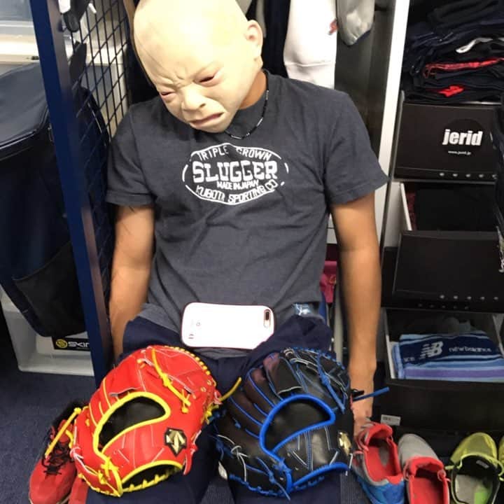 神戸文也のインスタグラム：「ニューグローブ⚾ 新しいグローブはいつ届いても嬉しいね☺ 来年も頑張ります👊🏻 #ニューグローブ #ベビーフェイス #誰でしょうか笑 #わかる人にはわかる」