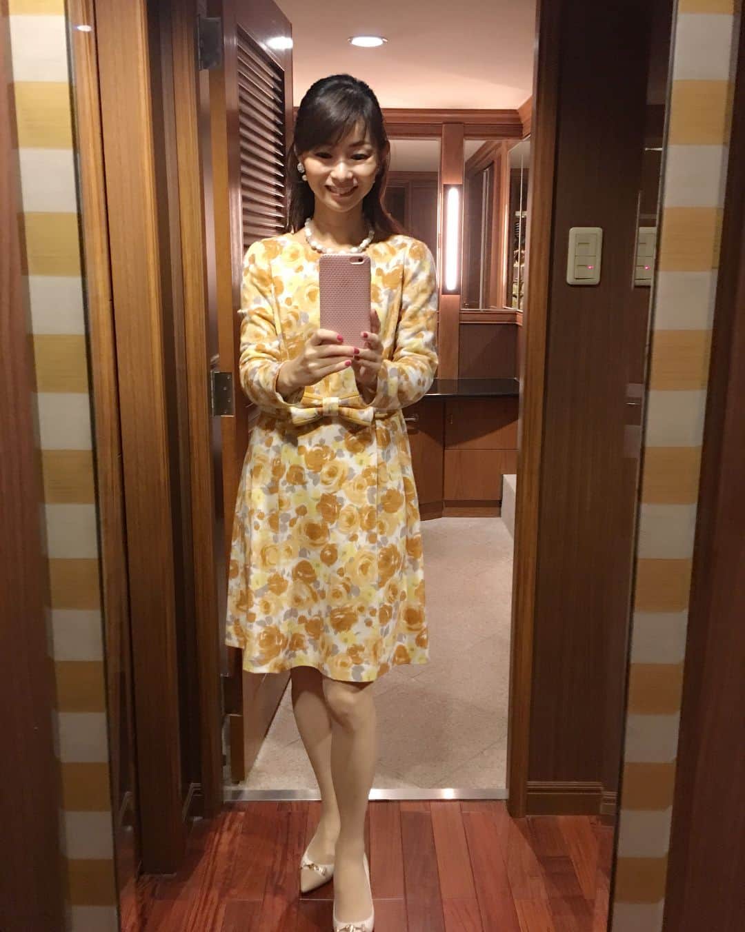 荒生暁子さんのインスタグラム写真 - (荒生暁子Instagram)「素敵なリゾートホテルでお仕事。 スイートルームの控え室 帰りたくない〜💓 とっても良くして頂きました。 名鉄乗って名古屋駅へ。広島帰ります。 #スイートルームの控え室 #お仕事 #講師 #出張 #名古屋大好き #エムズグレイシー」12月12日 18時47分 - akikoarao0904