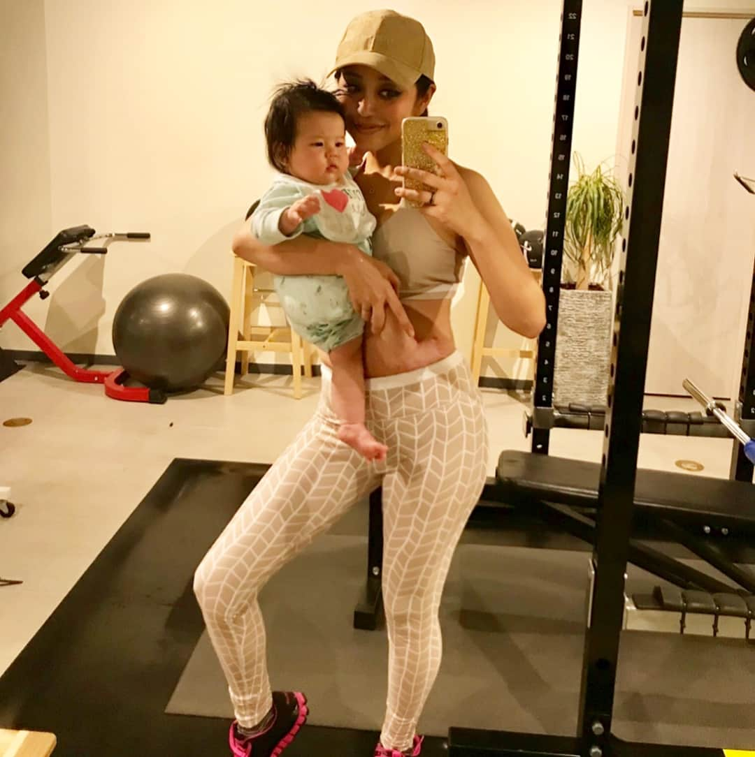 PINKYさんのインスタグラム写真 - (PINKYInstagram)「Training day with baby angel🏋️‍♀️💗👼 . ボディメイクスタジオUNDEUX @undeux55 での産後トレーニングday❣️ . アミトレーナー @ami_fit_717 が背中、肩甲骨周りを集中的にトレーニングしてくれたので、引き締まっただけでなく、授乳の肩こりも改善されてきていて嬉しい〜😭🙌❤️✨ . あまとbabyは今日もめっちゃ良い子で見守っていてくれました👶🏻🌈💖 . アミトレーナー @ami_fit_717 UNDEUXの皆様 ＠undeux55 今日も良いトレーニングをしていただいてありがとうございます😊🙏🌈✨ . ずっと欲しかったヌーディカラーのウェアは @zuppaholiday さんのもの👙🧡 ・・・ ・・・ #mommy #workout #training #trainingday #産後トレーニング #産後ダイエット #産後5ヶ月 #ボディメイクスタジオundeux #mama #momlife #mommy #mommyslay」12月12日 19時50分 - shanti_pinky_shanti