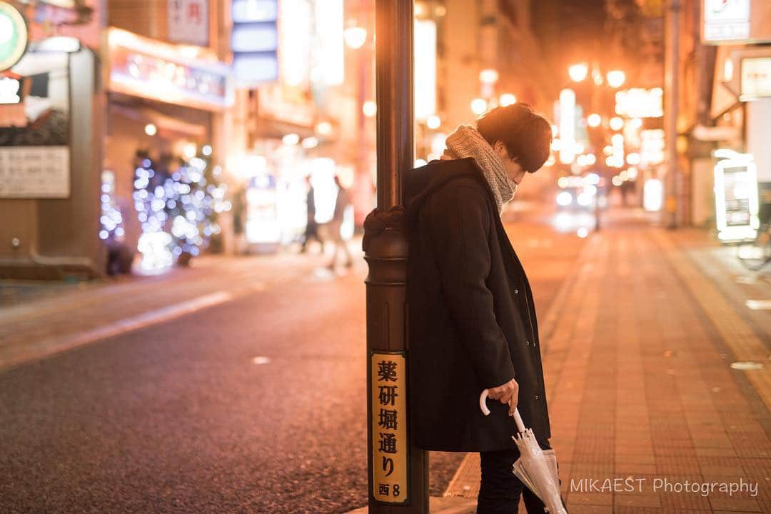 mikaestのインスタグラム：「@yuumw64 in Hiroshima night #ぼっち王子 . 広島の街中で王子と共に夜撮りしてきました♩酔っ払いに絡まれつつもwウロウロして試行錯誤しながら撮って、楽しかったーーー＼(^^)／ . 広島って東京とか大阪に比べて光量少ないから夜の撮影は無理やろ！って勝手に決めつけていましたが（笑）意外といけました！ . . #勝手に広島観光大使 . #瞳AFが欲しい .」