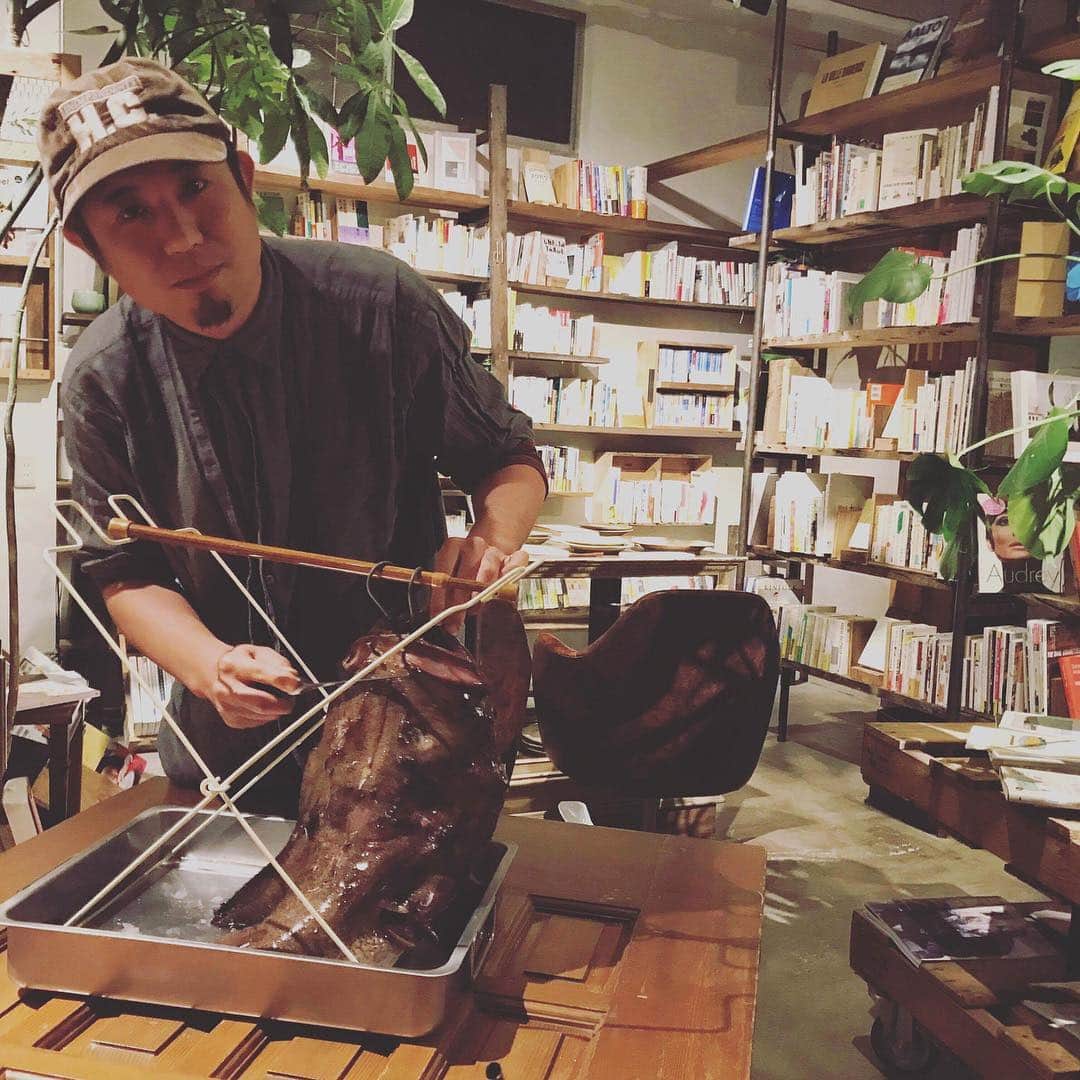 河尻亨一のインスタグラム：「本屋でアンコウを捌きよります。某忘年会。」